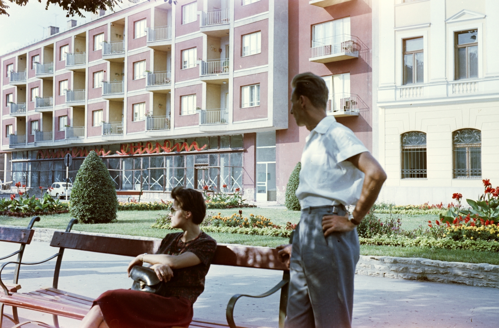 Hungary, Szolnok, Kossuth Lajos tér 5., mellette jobbra a Damjanich Múzeum., 1963, Építésügyi Dokumentációs és Információs Központ, VÁTI, tranquillity, street furniture, colorful, melancholy, genre painting, waiting, restaurant, house, museum, palace, Neoclassical architecture, Lajos Obermayer-design, Fortepan #31096