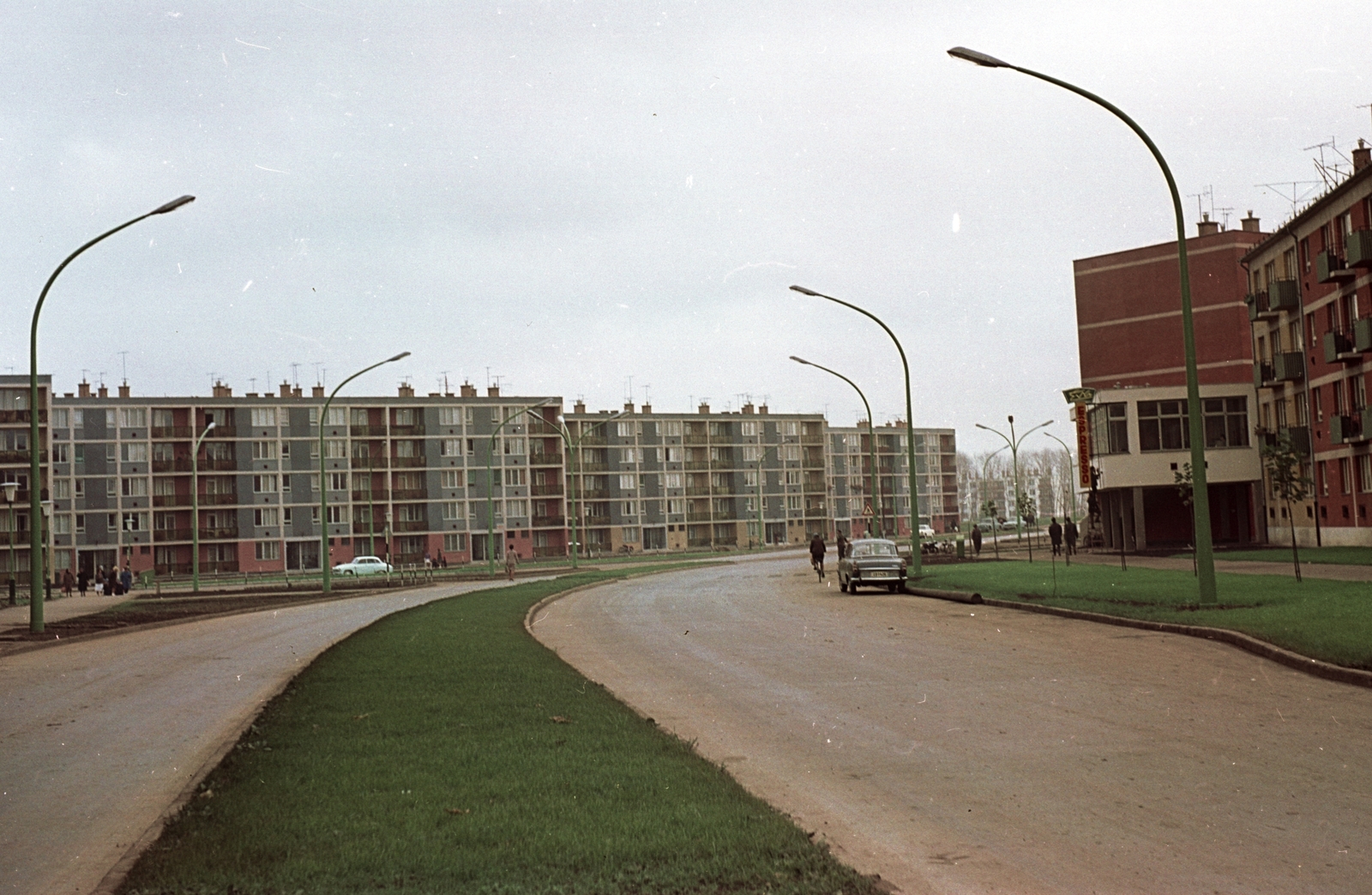 Hungary, Szolnok, Várkonyi István tér a Boldog Sándor István (Ságvári Endre) körút felől., 1968, Építésügyi Dokumentációs és Információs Központ, VÁTI, Czechoslovak brand, square, blocks, street view, Skoda-brand, espresso, Fortepan #31097