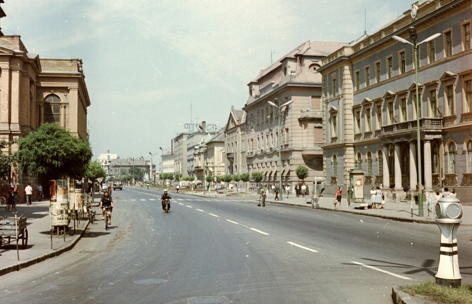 Magyarország, Szolnok, Kossuth Lajos út eleje, balra a Megyeháza, jobbra a Szolnoki Városi Bíróság épülete., 1966, Építésügyi Dokumentációs és Információs Központ, VÁTI, nyugalom, színes, főutca, jelzőlámpa, középület, kerékpár, csibilámpa, Fortepan #31098