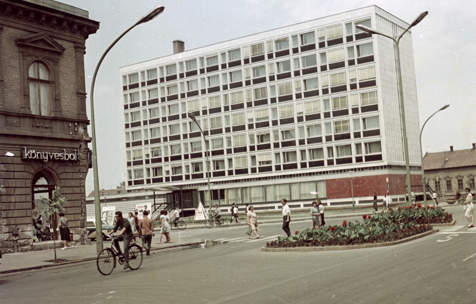 Hungary, Szolnok, Baross (Beloiannisz) út 1., a Pártház a Szapáry utca (Ságvári Endre körút) felől., 1966, Építésügyi Dokumentációs és Információs Központ, VÁTI, bicycle, colorful, intersection, Trabant-brand, Party Headquarters, candelabra, genre painting, book store, Fortepan #31099