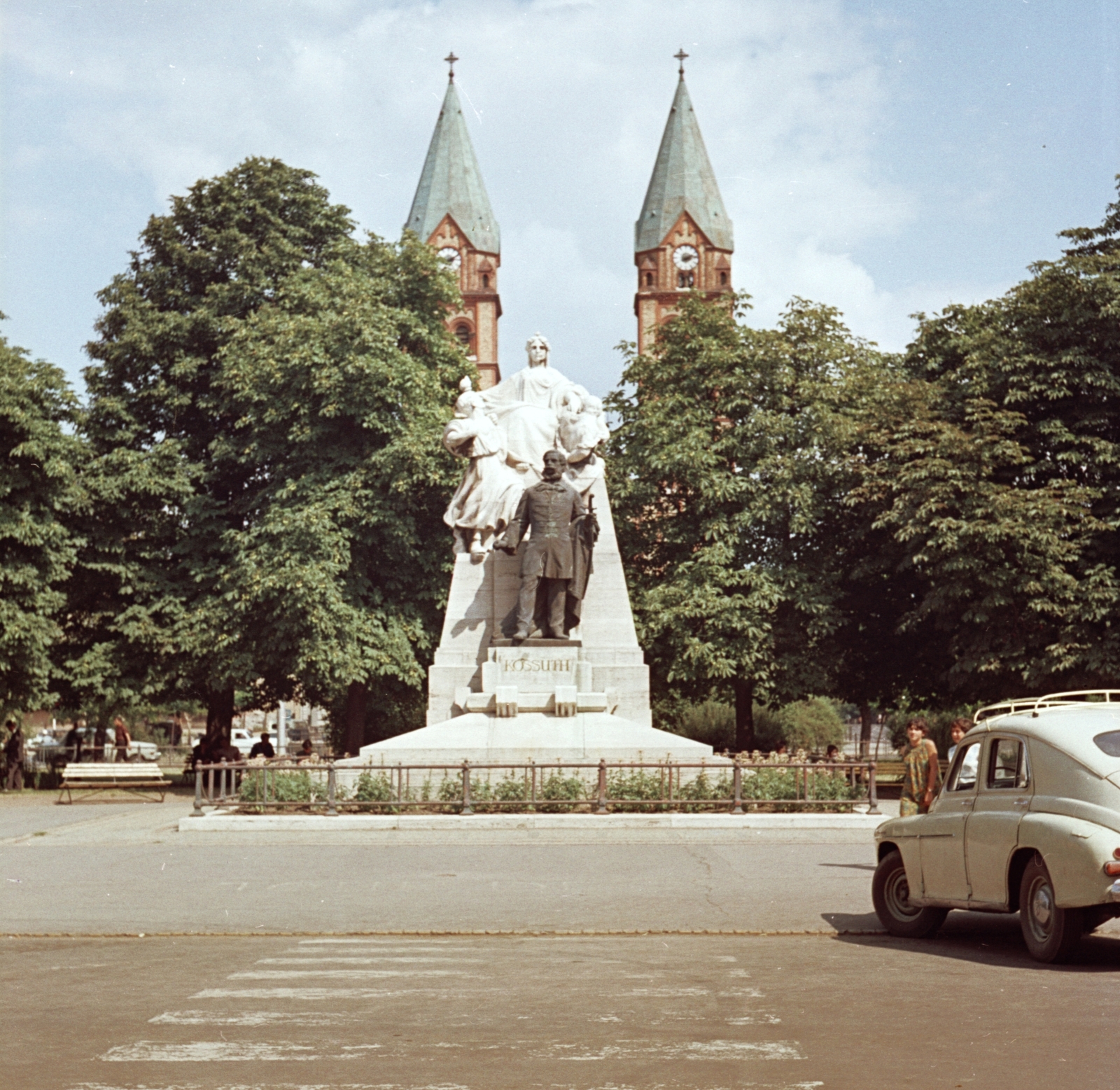 Hungary, Nyíregyháza, Kossuth tér, Kossuth szobor és a római katolikus székesegyház, 1968, Építésügyi Dokumentációs és Információs Központ, VÁTI, colorful, sculpture, Lajos Kossuth-portrayal, Fortepan #31112