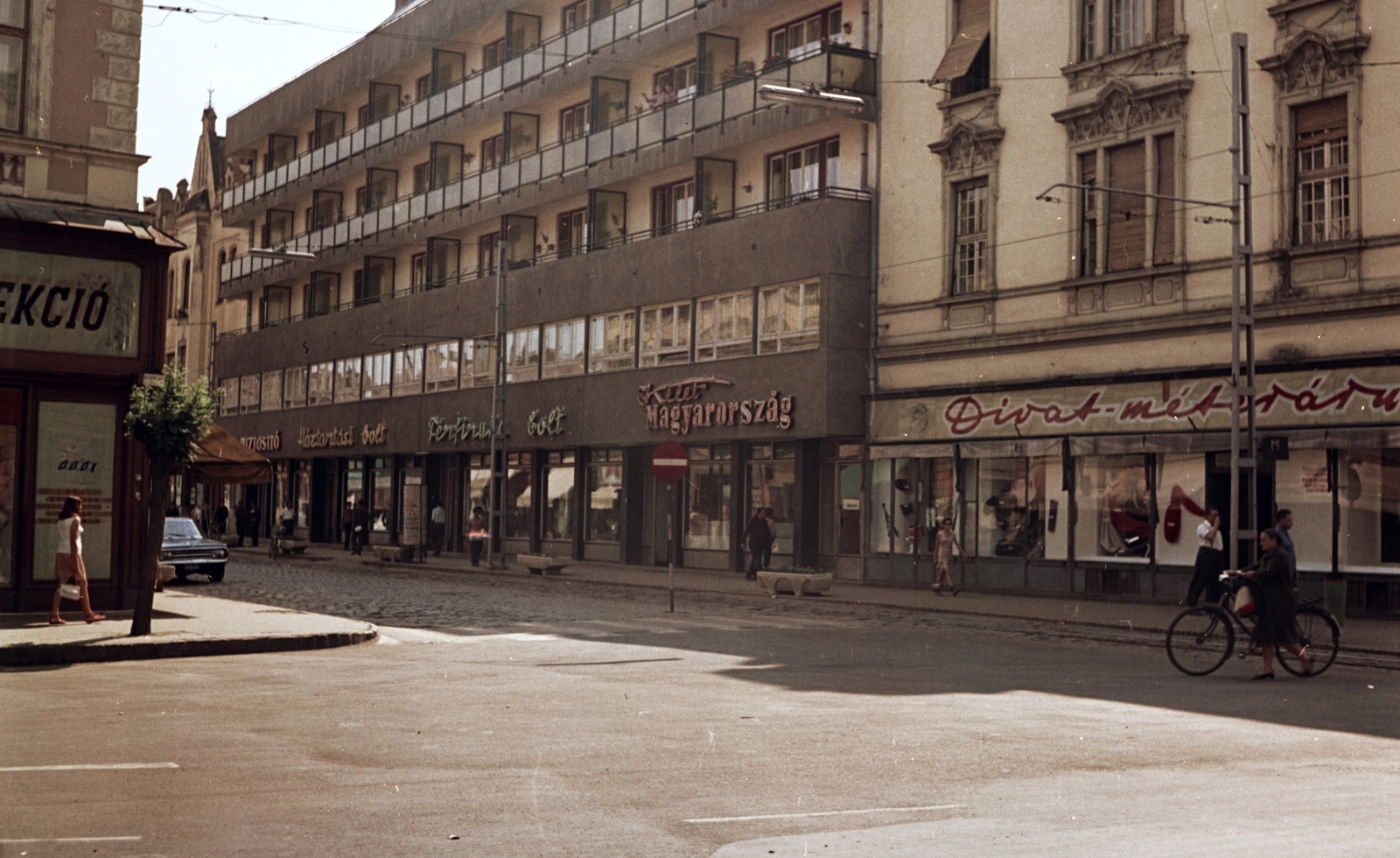 Hungary, Nyíregyháza, Kossuth tér, Zrínyi Ilona utca torkolata., 1968, Építésügyi Dokumentációs és Információs Központ, VÁTI, bicycle, colorful, row of shops, Fortepan #31115