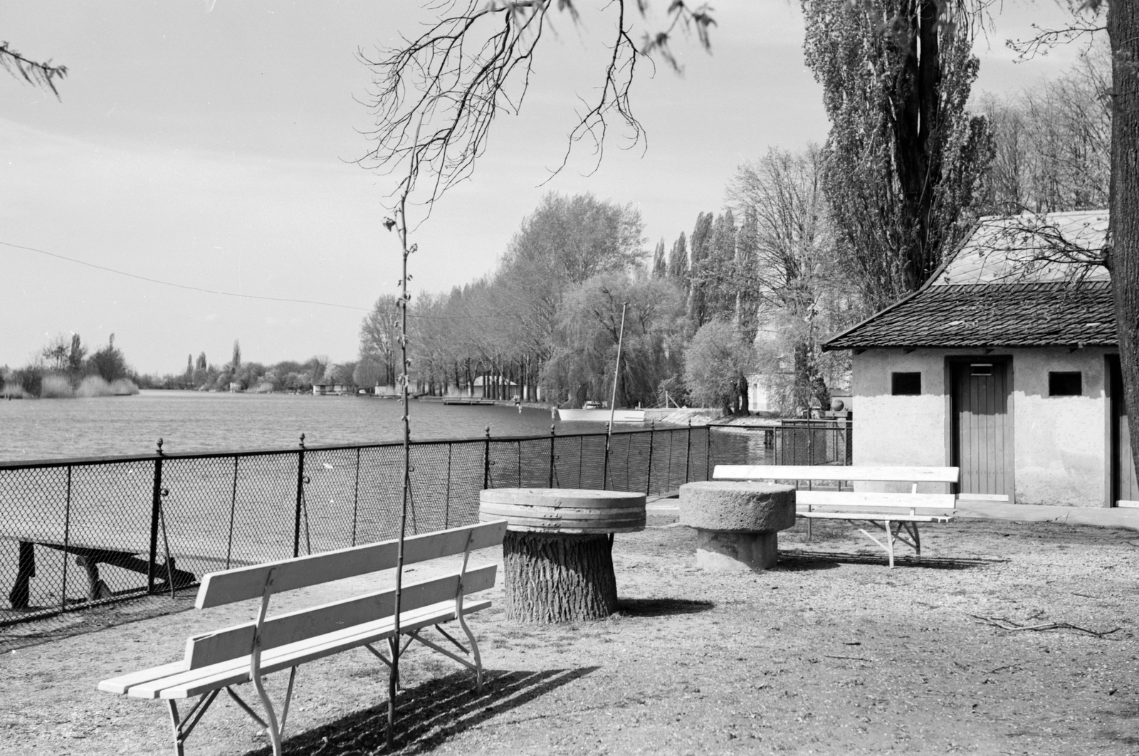 Hungary, Szarvas, a Holt-Körös a Bolza kastély kertjéből., 1977, Építésügyi Dokumentációs és Információs Központ, VÁTI, pier, motorboat, bench, shore, Fortepan #31117