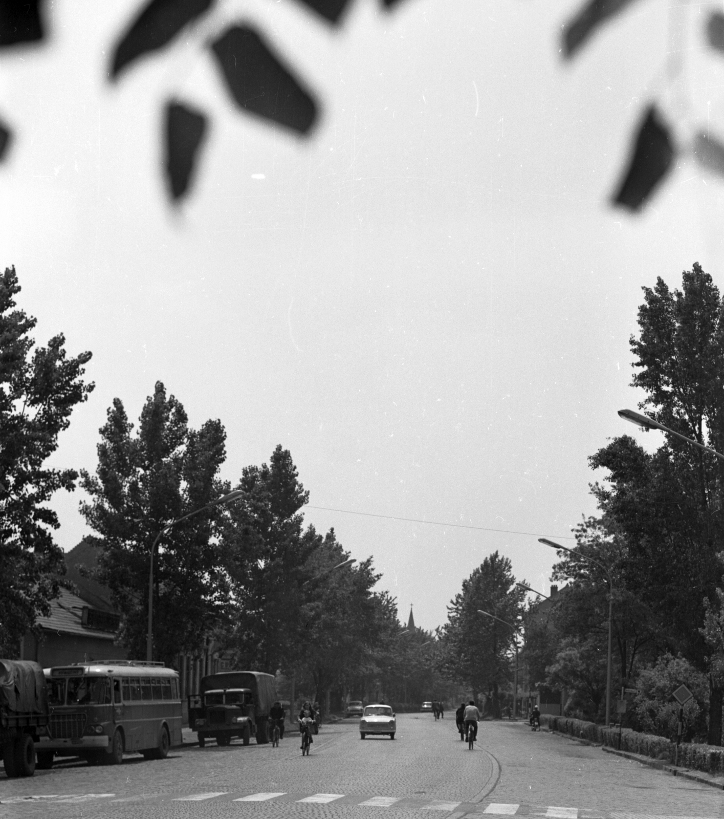 Magyarország, Kiskunfélegyháza, Szent János (Szabadság) tér., 1970, Építésügyi Dokumentációs és Információs Központ, VÁTI, autóbusz, magyar gyártmány, teherautó, Ikarus-márka, Ikarus 620/630, kerékpár, gyalogátkelő, képarány: négyzetes, Fortepan #31121