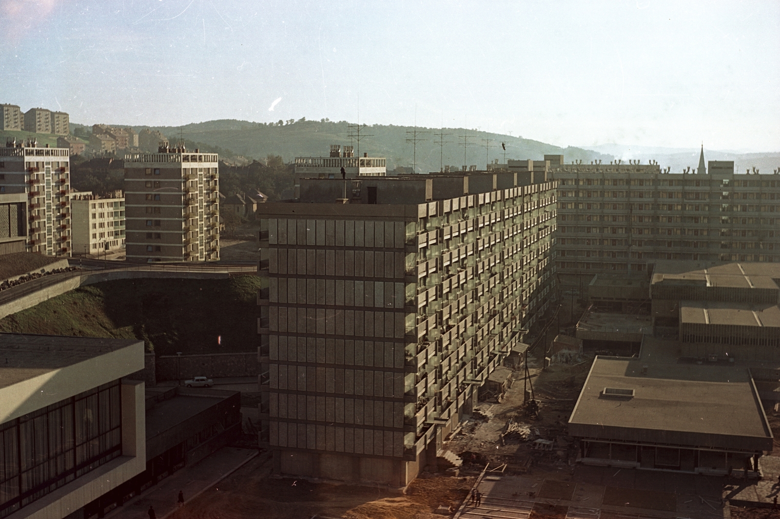 Hungary, Salgótarján, az épülő városközpont a Karancs szállóból, balra a Március 15. utca., 1968, Építésügyi Dokumentációs és Információs Központ, VÁTI, colorful, picture, Jozsef Finta-design, Fortepan #31128