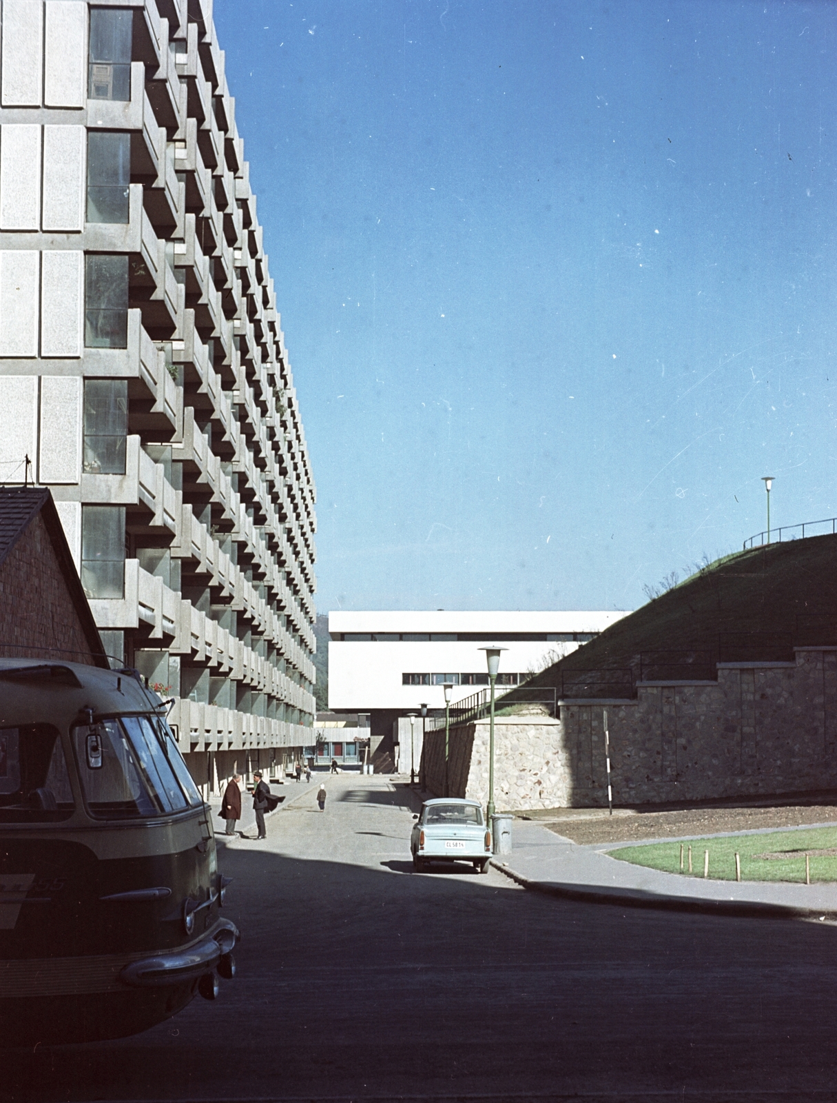 Magyarország, Salgótarján, Március 15. utca, háttérben a József Attila Művelődési Ház., 1968, Építésügyi Dokumentációs és Információs Központ, VÁTI, színes, autóbusz, Ikarus-márka, Fortepan #31129