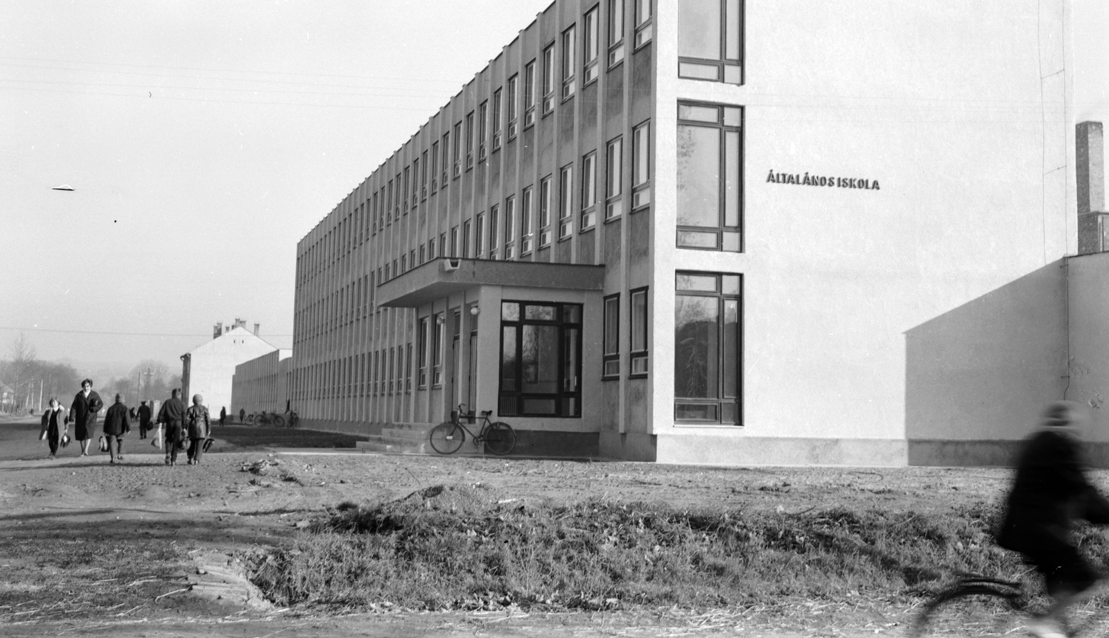 Hungary, Zalaszentgrót, Ifjúság utca, a II. számú Általános Iskola (később Csányi László Általános Iskola) a Batthyány Lajos utca felől nézve., 1974, Építésügyi Dokumentációs és Információs Központ, VÁTI, school, Fortepan #31133