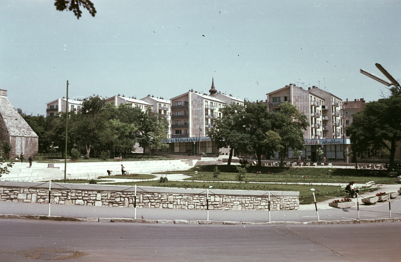 Magyarország, Várpalota, Hunyadi Mátyás (Fő) tér, háttérben a Táncsics Mihály utca., 1969, Építésügyi Dokumentációs és Információs Központ, VÁTI, színes, Fortepan #31135