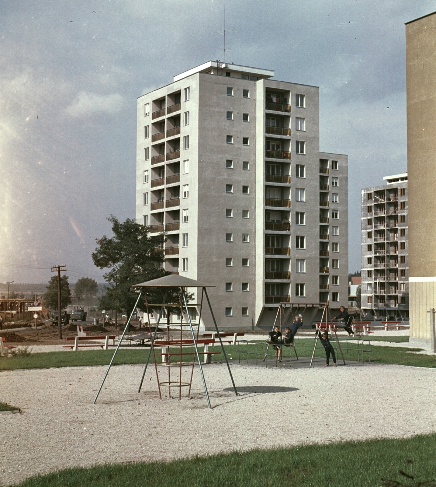 Hungary, Tata-Tóváros, a Fő tér házai a Mártírok útja felől., 1968, Építésügyi Dokumentációs és Információs Központ, VÁTI, playground, colorful, swing, bench, Fortepan #31136