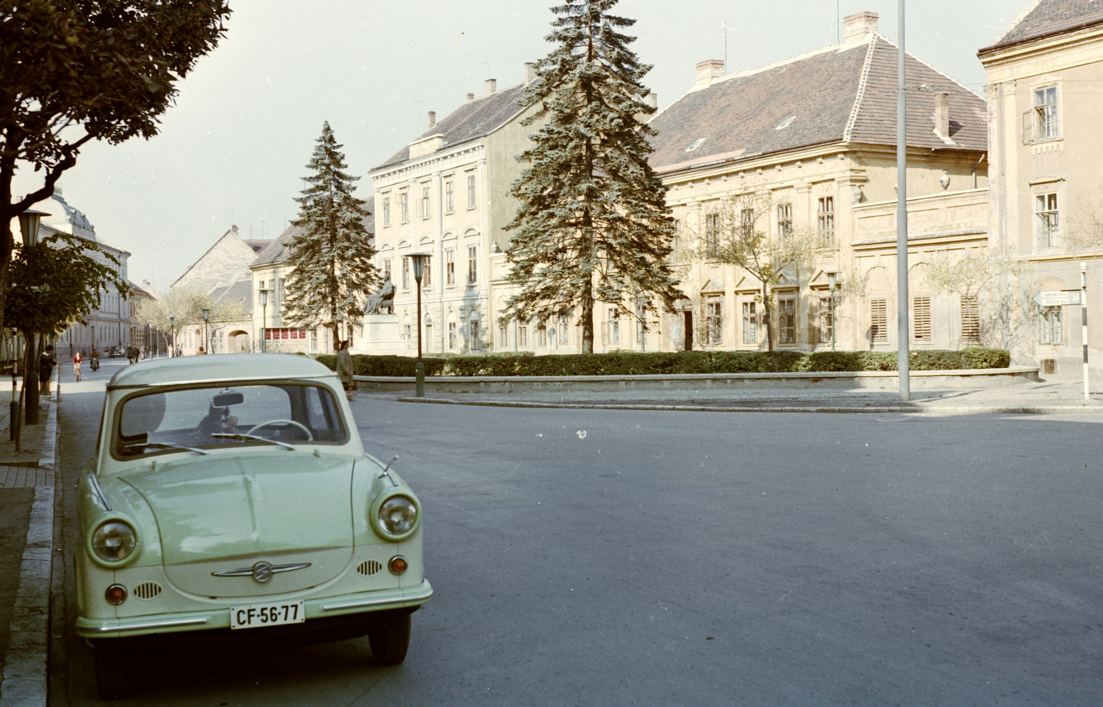 Hungary, Szombathely, Berzsenyi Dániel tér a Szily János (Alkotmány) utca felé nézve., 1974, Építésügyi Dokumentációs és Információs Központ, VÁTI, colorful, Trabant-brand, number plate, Fortepan #31138