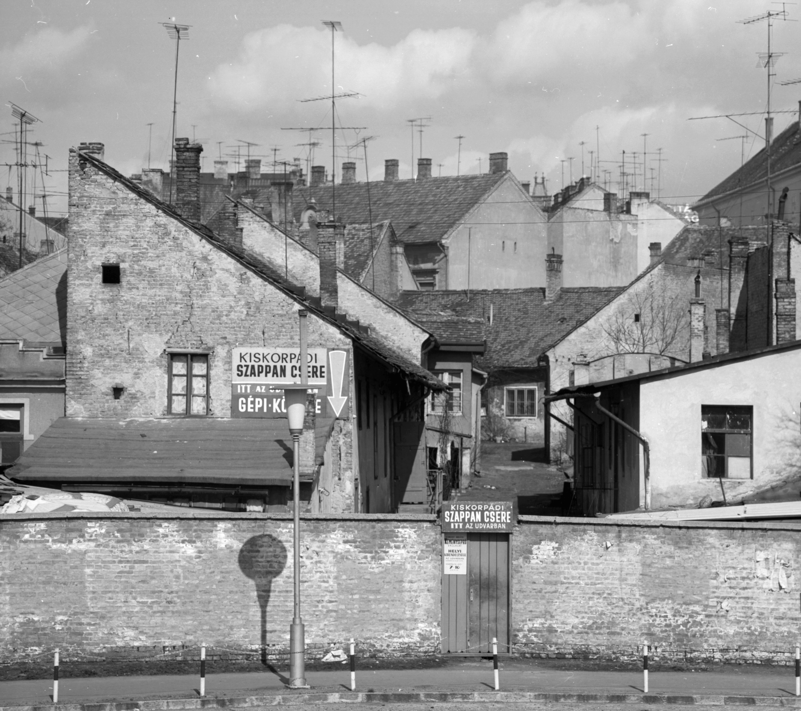 Magyarország, Kaposvár, Újpiac tér északi oldala., 1970, Építésügyi Dokumentációs és Információs Központ, VÁTI, cégtábla, utcakép, antenna, lámpaoszlop, szappanos, kötőde, Fortepan #31149