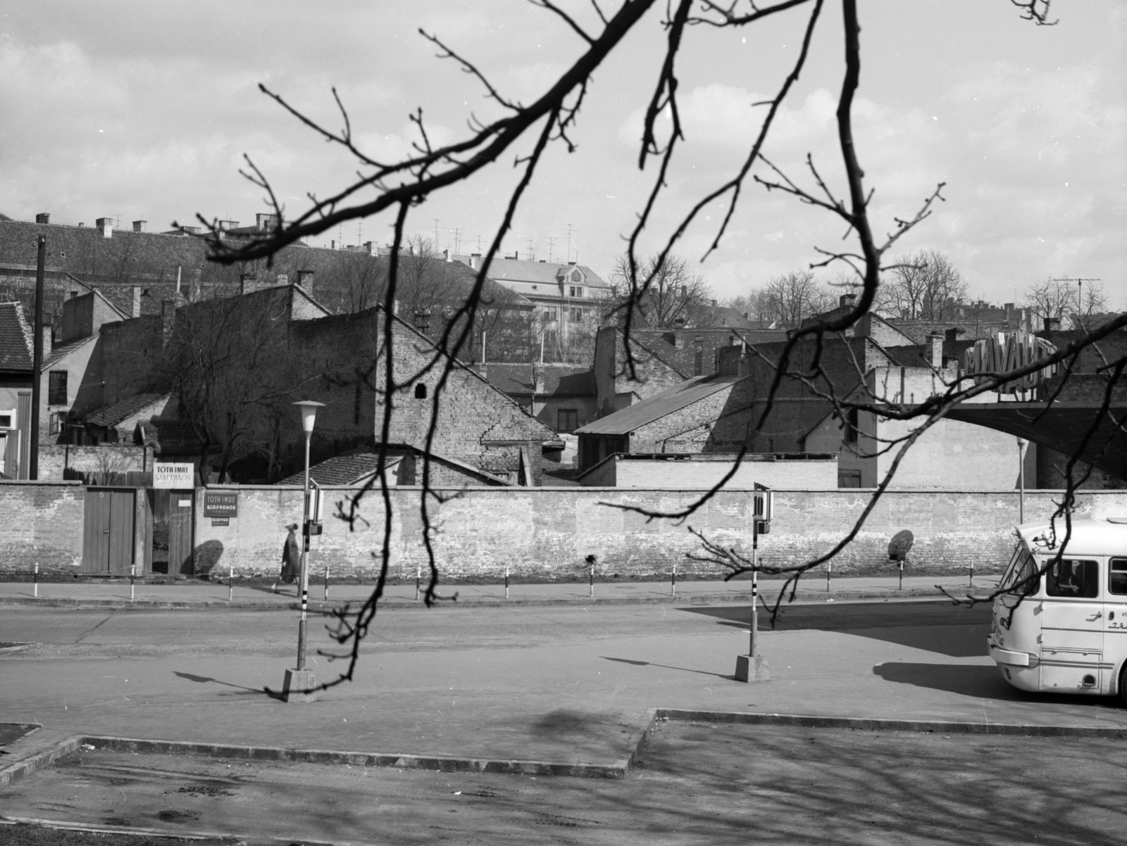 Magyarország, Kaposvár, Újpiac tér északi oldala, jobbra  az autóbusz-állomás., 1970, Építésügyi Dokumentációs és Információs Központ, VÁTI, autóbusz, cégtábla, utcakép, lámpaoszlop, buszpályaudvar, szappanos, autóbuszállomás, Fortepan #31150