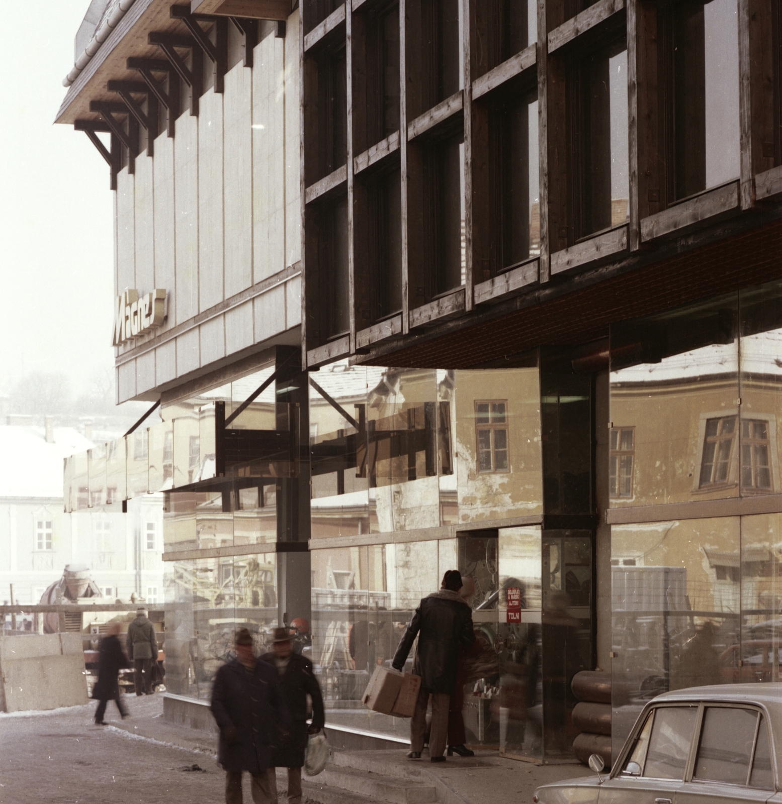 Hungary, Eger, Sándor Imre utca, Mágnes Áruház, homlokzaton a Tábornok-ház tükörképe., 1982, Építésügyi Dokumentációs és Információs Központ, VÁTI, colorful, store, Fortepan #31152