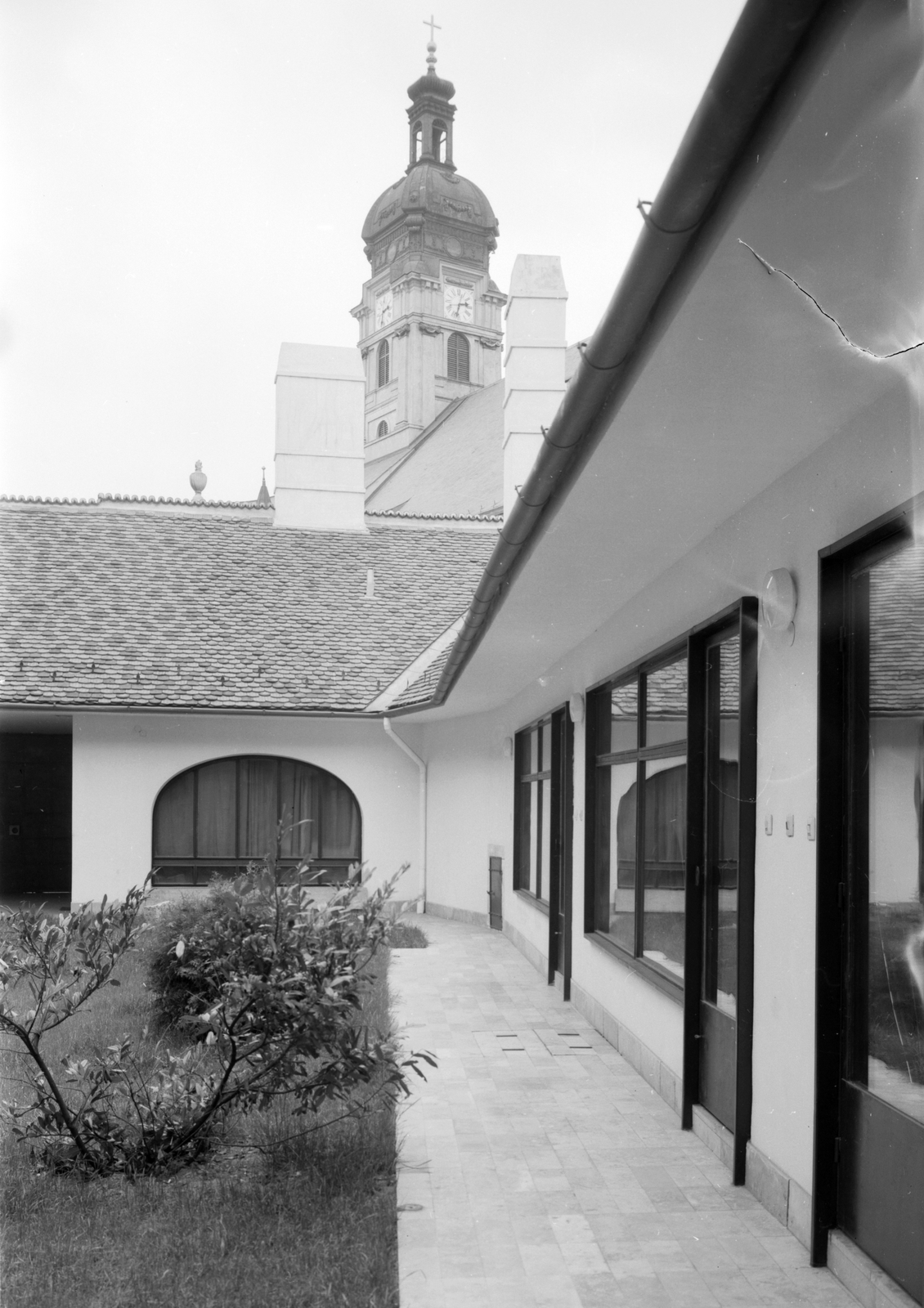 Magyarország, Győr, a Borsos Miklós Múzeum udvara, háttérben a Székesegyház., 1980, Építésügyi Dokumentációs és Információs Központ, VÁTI, Fortepan #31155