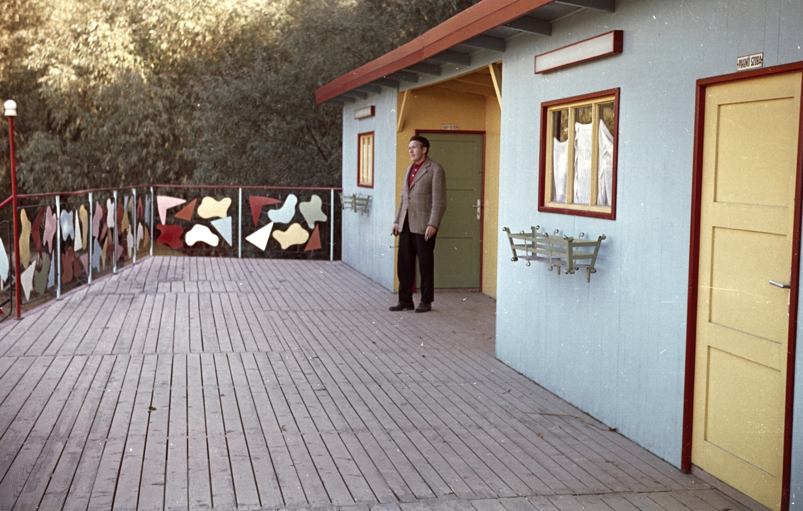 Hungary, Csongrád, Körös-torok, FŰTŐBER üdülő., 1966, Építésügyi Dokumentációs és Információs Központ, VÁTI, colorful, railing, terrace, man, Fortepan #31156