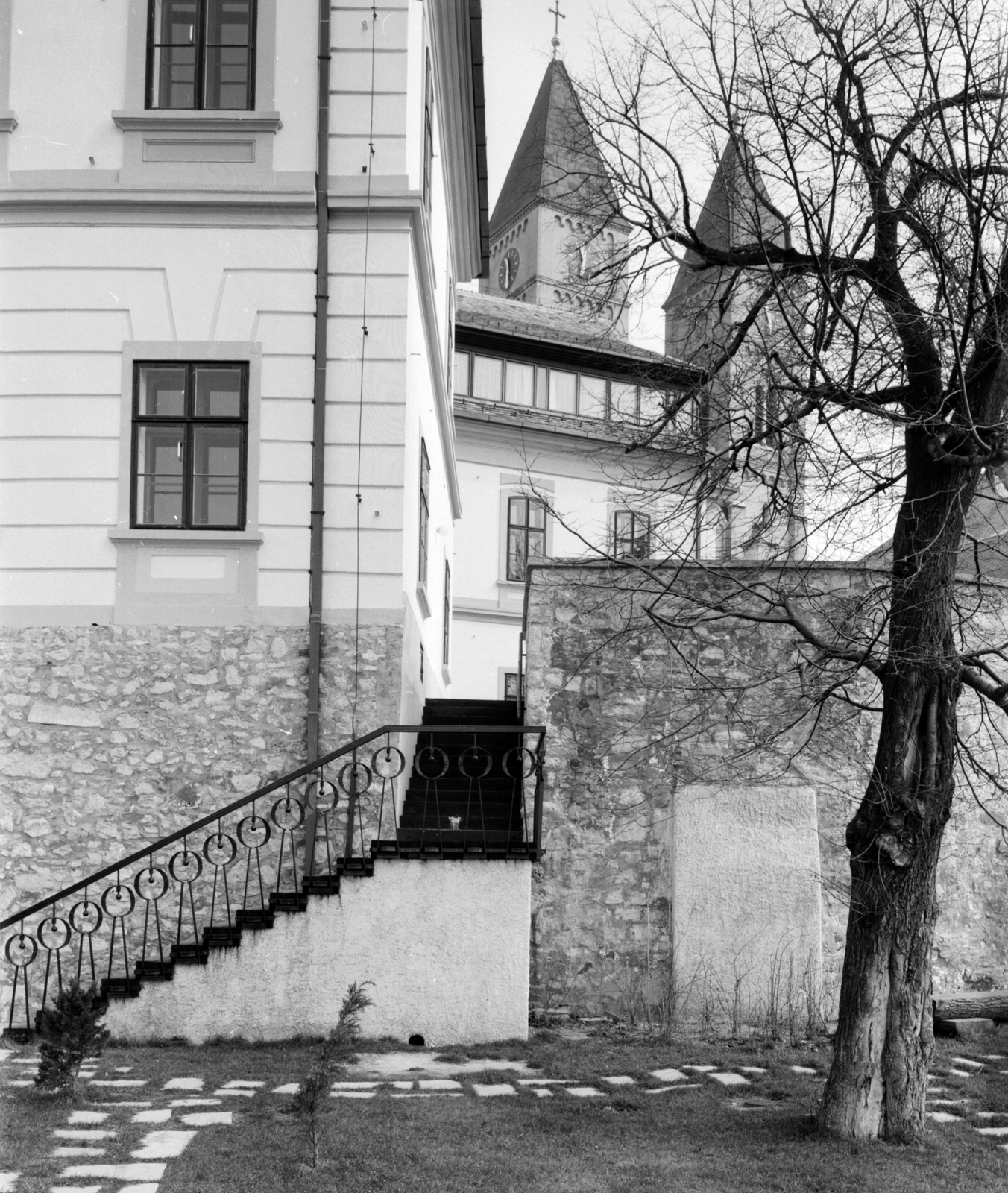 Hungary, Veszprém, Szent Mihály székesegyház tornyai a nyugati bástya kertjéből., 1979, Építésügyi Dokumentációs és Információs Központ, VÁTI, Fortepan #31160