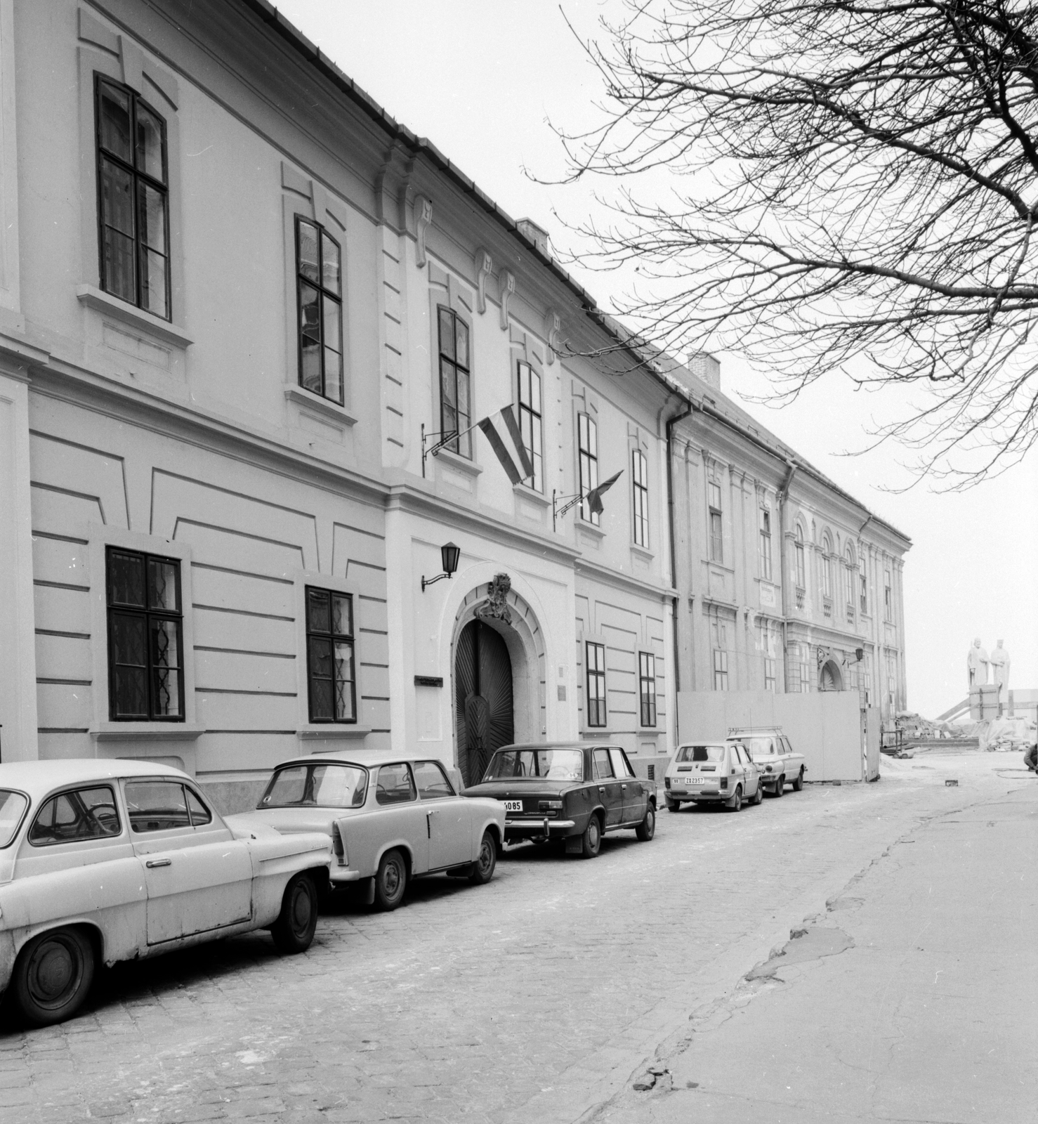 Hungary, Veszprém, Vár (Tolbuhin) utca 37. és 39. sz. épület, a háttérben Szent István és Gizella szobra látható., 1979, Építésügyi Dokumentációs és Információs Központ, VÁTI, Trabant-brand, Skoda-brand, Lada-brand, Polski Fiat-brand, Zaporozhetz-brand, Saint Stephen I-portrayal, sculptural group, Blessed Gisela of Hungary-portrayal, Fortepan #31161