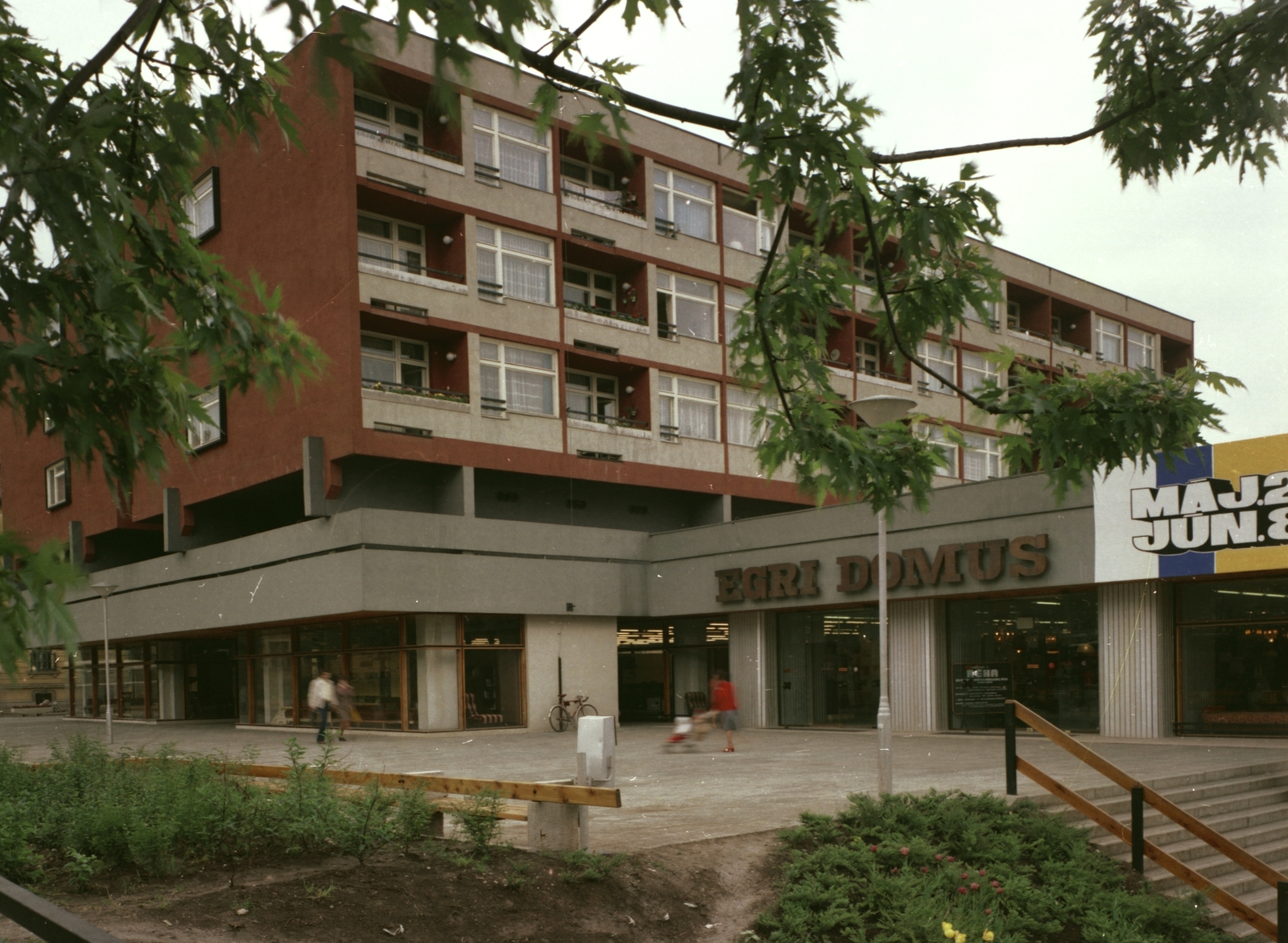 Magyarország, Eger, Barkóczi (Beloiannisz) utca 4. Egri Domus Lakberendezési Áruház bejárata., 1982, Építésügyi Dokumentációs és Információs Központ, VÁTI, színes, áruház, Domus Vállalat, Fortepan #31166