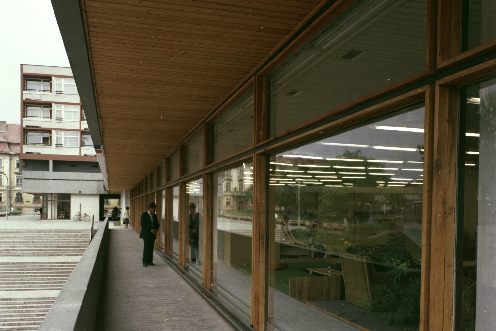 Hungary, Eger, Egri Domus Lakberendezési Áruház függőfolyosója (mára elbontották)., 1982, Építésügyi Dokumentációs és Információs Központ, VÁTI, colorful, store, Domus Enterprise, Fortepan #31168
