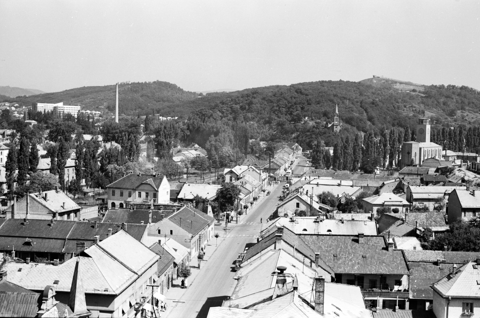 Magyarország, Salgótarján, látkép a Karancs szállóból a Rákóczi útra észak felé, balra a távolban a kórház látszik., 1966, Építésügyi Dokumentációs és Információs Központ, VÁTI, utcakép, kilátás, Fortepan #31172