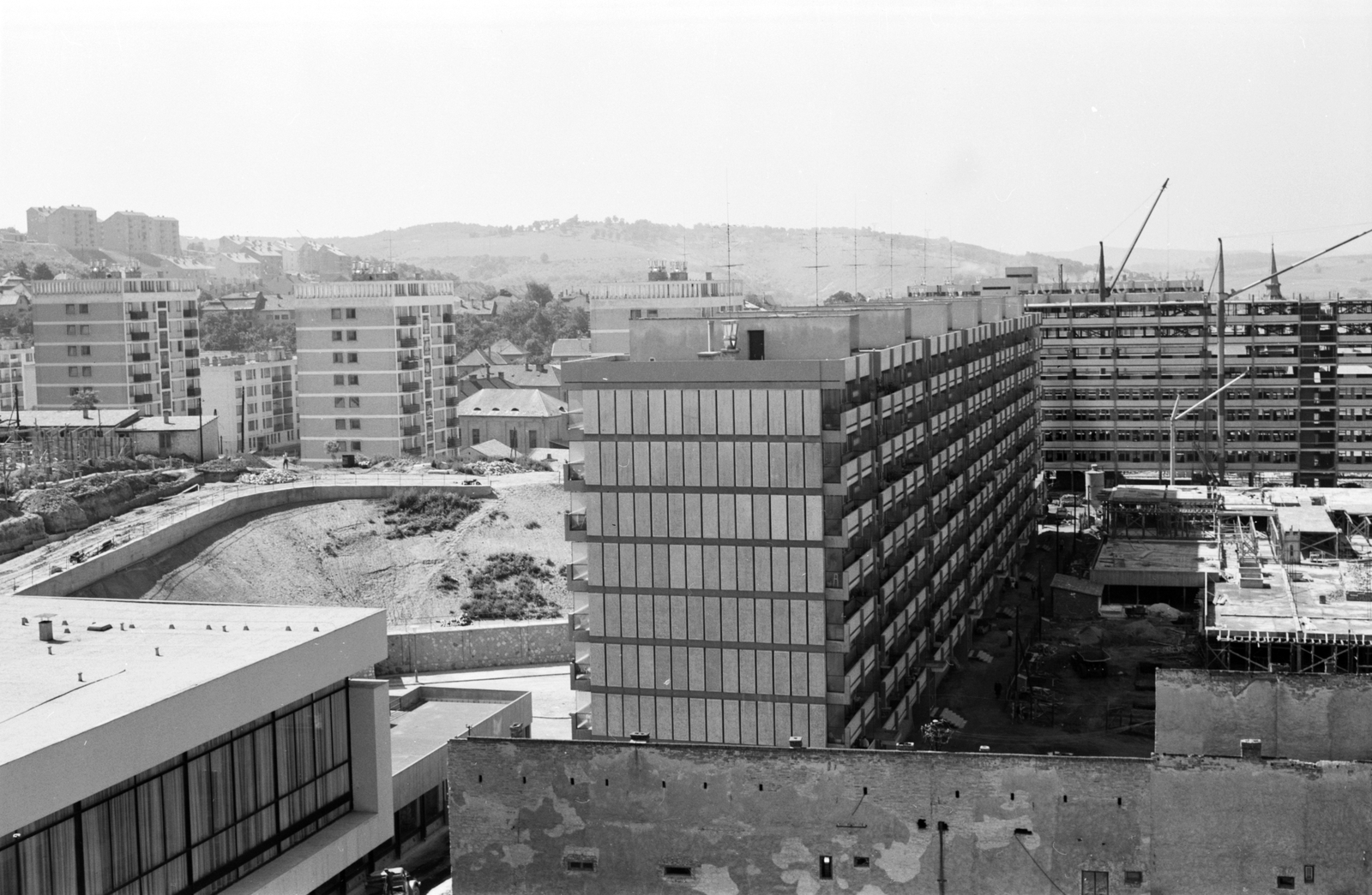 Hungary, Salgótarján, az épülő városközpont a Karancs szállóból, balra a Március 15. utca., 1966, Építésügyi Dokumentációs és Információs Központ, VÁTI, Fortepan #31175
