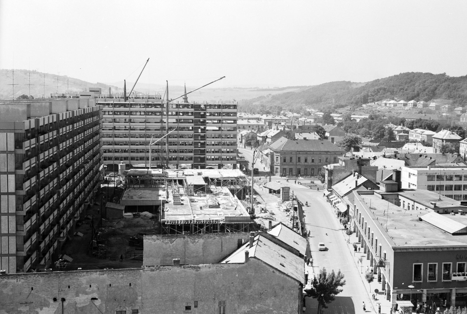 Hungary, Salgótarján, az épülő városközpont a Karancs szállóból, jobbra a Rákóczi út., 1966, Építésügyi Dokumentációs és Információs Központ, VÁTI, construction, cityscape, Fortepan #31176