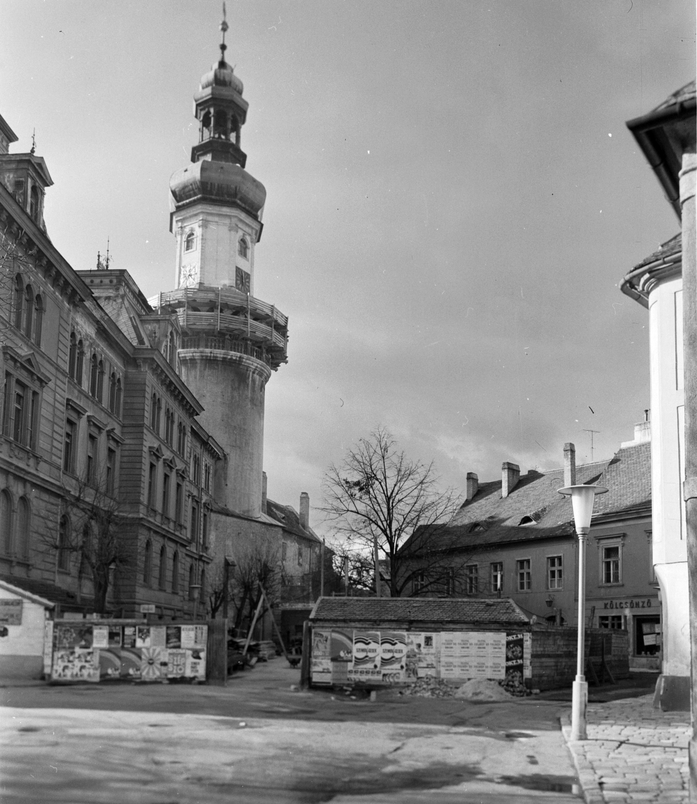 Magyarország, Sopron, Előkapu, balra a Városháza, szemben a Tűztorony., 1969, Építésügyi Dokumentációs és Információs Központ, VÁTI, Fortepan #31184
