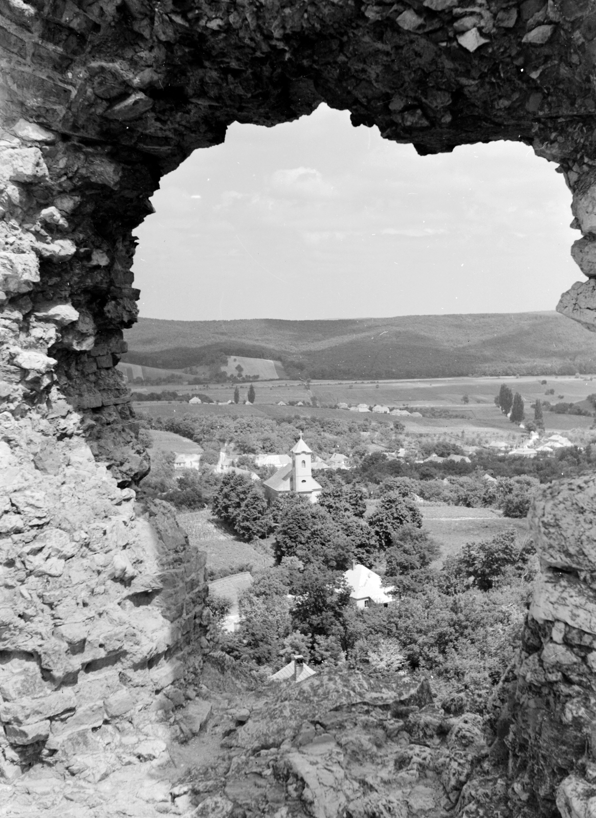 Magyarország, Csesznek, Kisboldogasszony-templom a várból nézve., 1959, Építésügyi Dokumentációs és Információs Központ, VÁTI, várrom, kilátás, Fortepan #31186