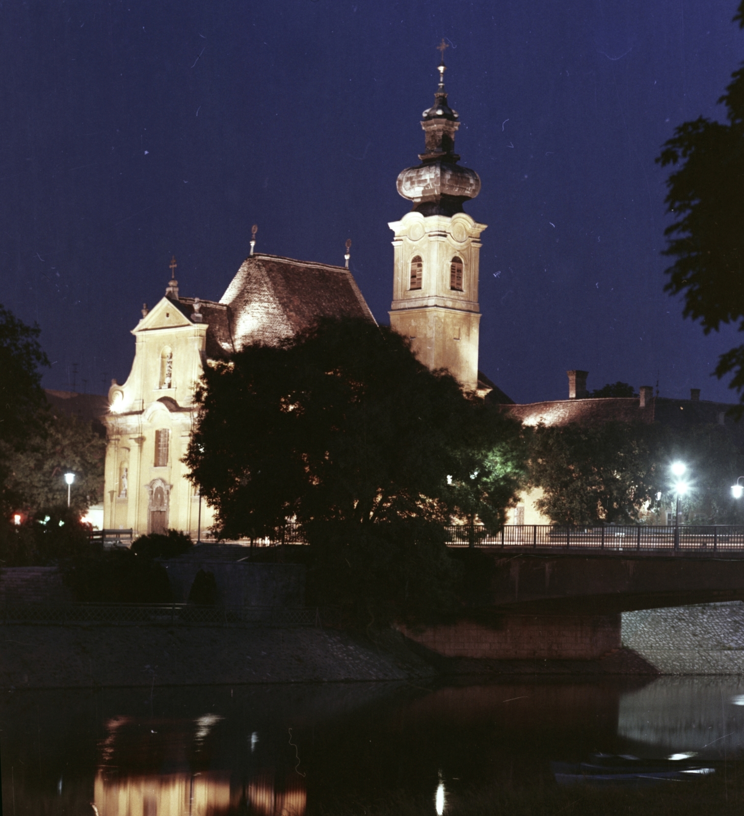 Hungary, Győr, Karmelita-templom a Radó-sziget felől., 1980, Építésügyi Dokumentációs és Információs Központ, VÁTI, church, colorful, bridge, night, Baroque-style, Carmelites, Fortepan #31188