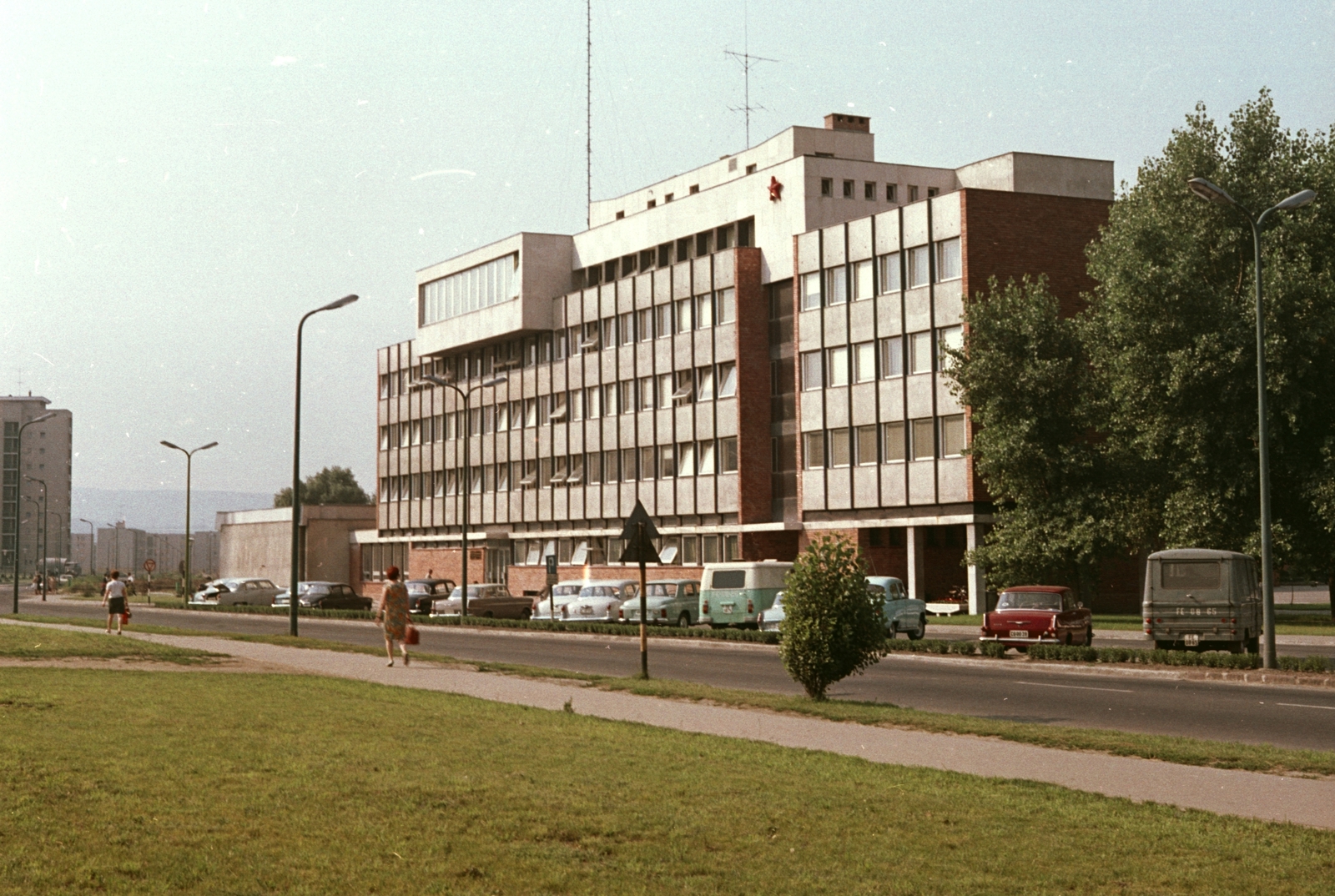Magyarország, Tatabánya, Fő tér 6., Városháza., 1969, Építésügyi Dokumentációs és Információs Központ, VÁTI, színes, német gyártmány, Opel-márka, pártház, Zuk-márka, középület, lengyel gyártmány, automobil, furgon, Opel Rekord P2, Fortepan #31194