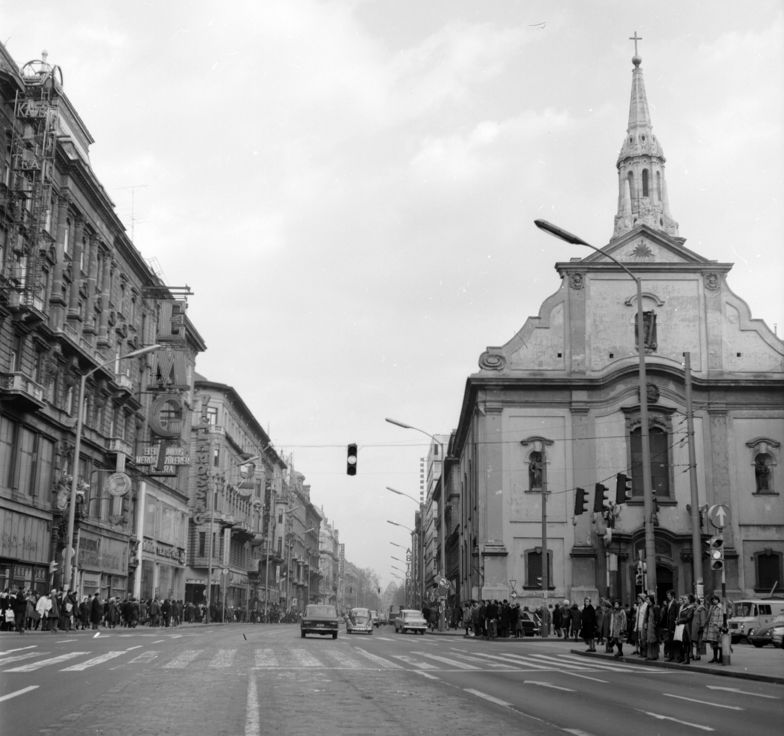 Hungary, Budapest V., Kossuth Lajos utca a Ferenciek tere (Felszabadulás tér) felől nézve, jobbra a Belvárosi Ferences templom., 1974, Építésügyi Dokumentációs és Információs Központ, VÁTI, Baroque-style, Catholic Church, Budapest, Franciscans, Fortepan #31196
