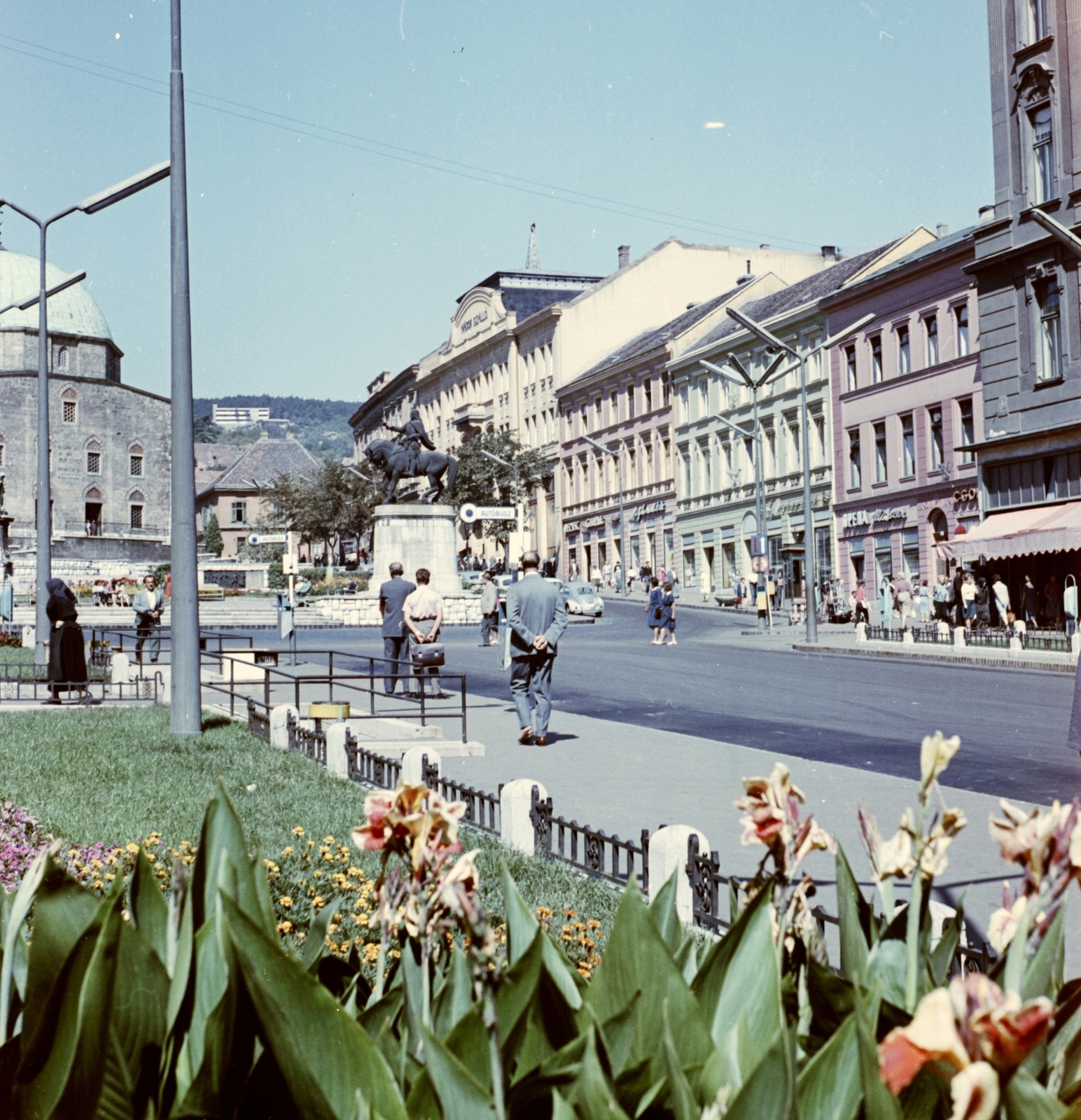 Hungary, Pécs, Széchenyi tér., 1964, Építésügyi Dokumentációs és Információs Központ, VÁTI, colorful, bus stop, Fortepan #31198