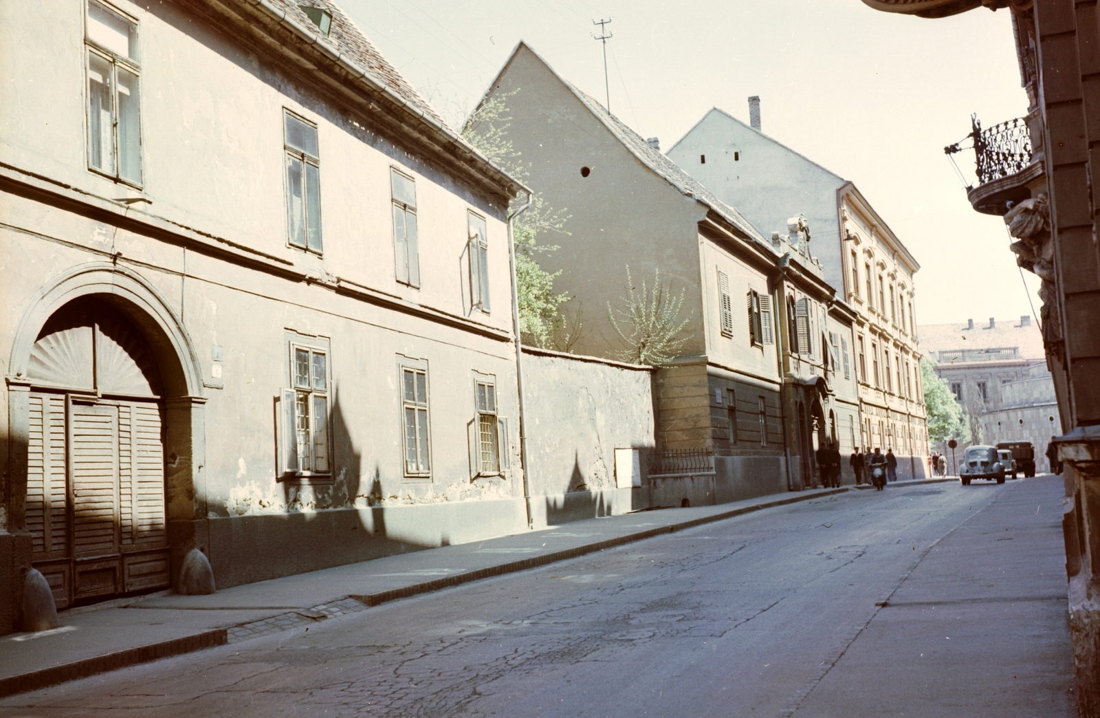 Magyarország, Pécs, Janus Pannonius utca a Vörösmarty (Székesfehérvár) utca felől a Széchenyi tér felé nézve., 1960, Építésügyi Dokumentációs és Információs Központ, VÁTI, színes, utcakép, automobil, Moszkvics 423, Renault 4CV, Fortepan #31203