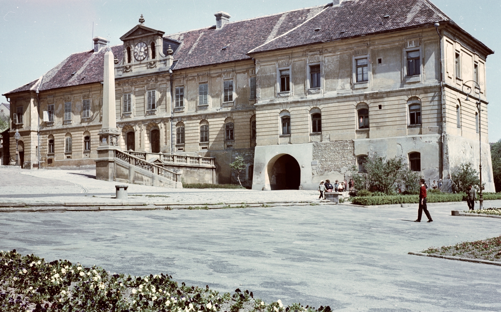 Hungary, Pécs, Dóm tér, Káptalani Levéltár és Plébánia épülete., 1960, Építésügyi Dokumentációs és Információs Központ, VÁTI, colorful, watch, lamp post, Obelisk, Fortepan #31206