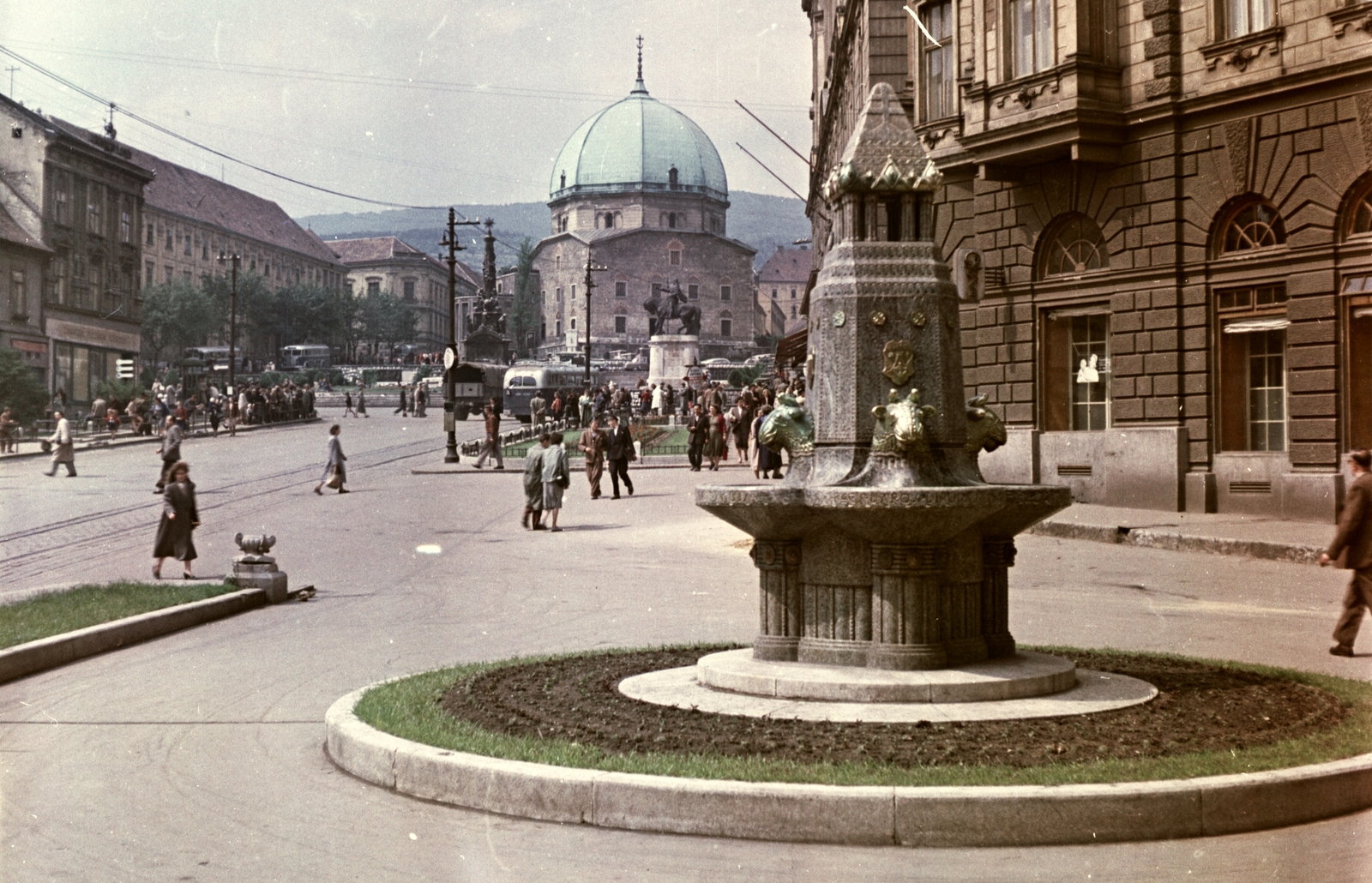 Magyarország, Pécs, Széchenyi tér, Zsolnay-kút., 1956, Építésügyi Dokumentációs és Információs Központ, VÁTI, templom, színes, forgalom, autóbusz, kút, szobor, járókelő, utcakép, életkép, lovas szobor, Hunyadi János-ábrázolás, Fortepan #31211