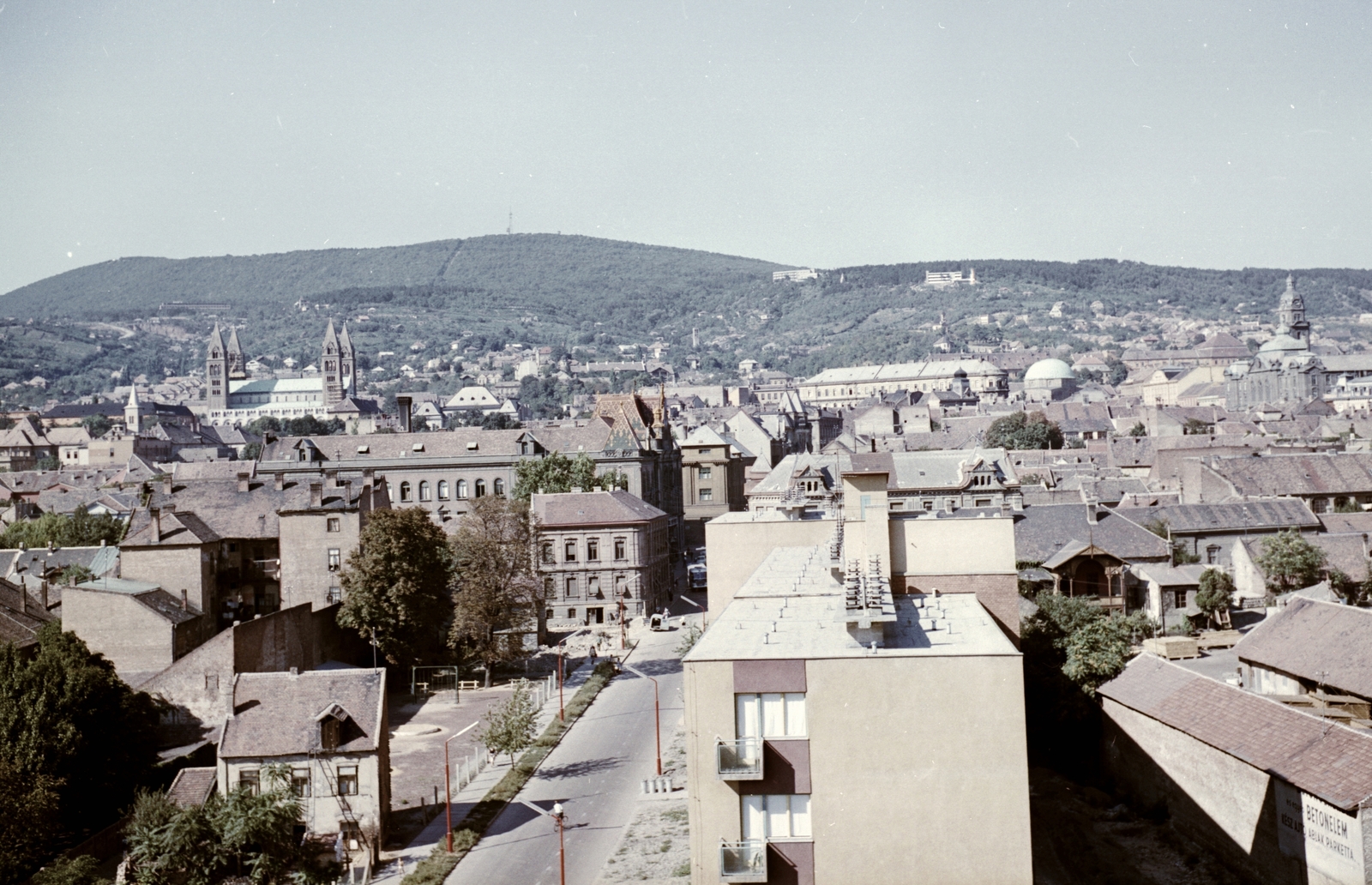 Hungary, Pécs, látkép a Nagy Lajos király útja felől a székesegyházzal, előtérben a Jókai utca., 1960, Építésügyi Dokumentációs és Információs Központ, VÁTI, colorful, basilica, picture, Catholic Church, romanesque revival architect, Cathedral, Fortepan #31212