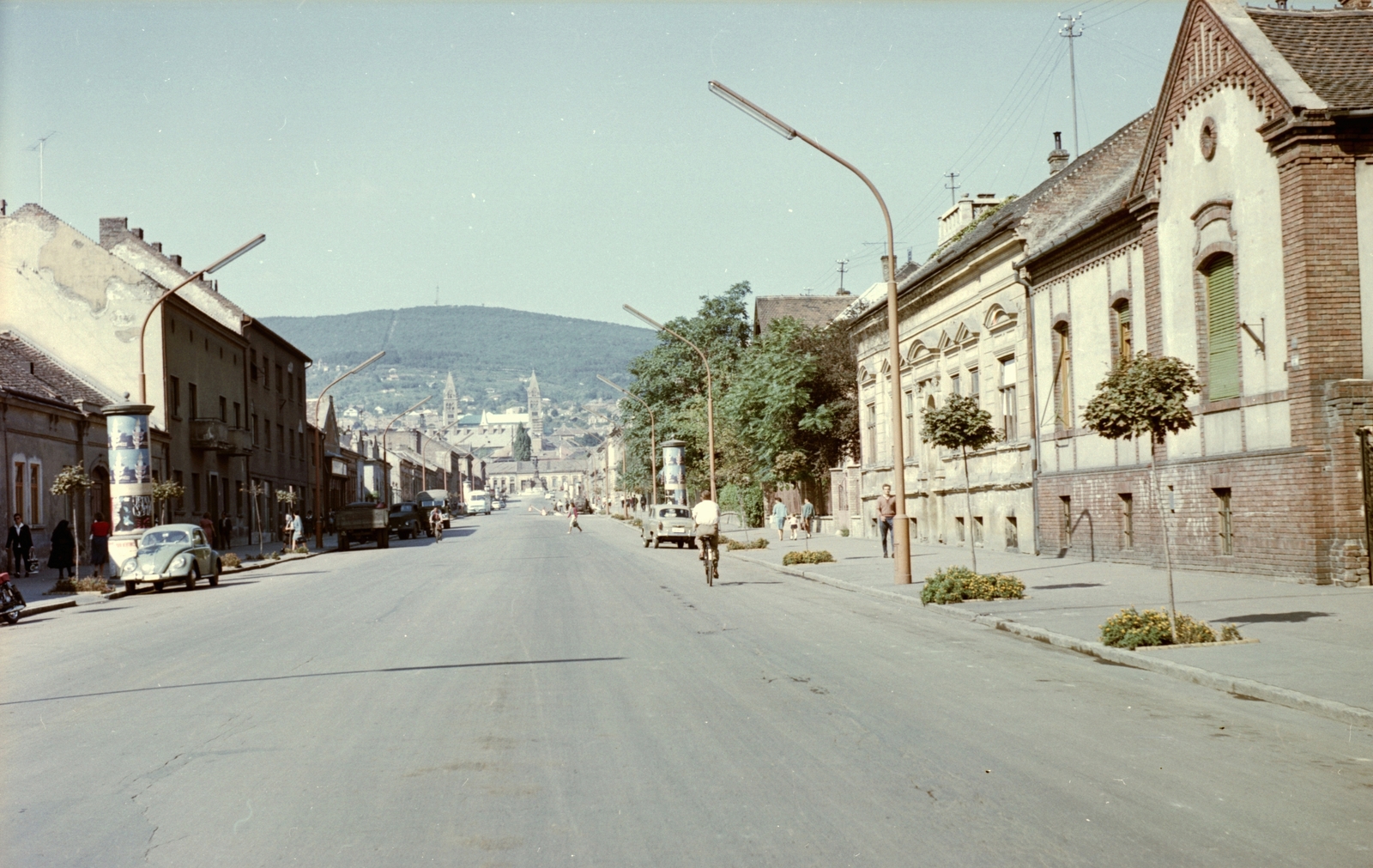 Hungary, Pécs, Szabadság (útja) utca, a Székesegyház felé nézve., 1960, Építésügyi Dokumentációs és Információs Központ, VÁTI, colorful, German brand, Volkswagen-brand, automobile, Volkswagen Beetle, bicycle, Fortepan #31213