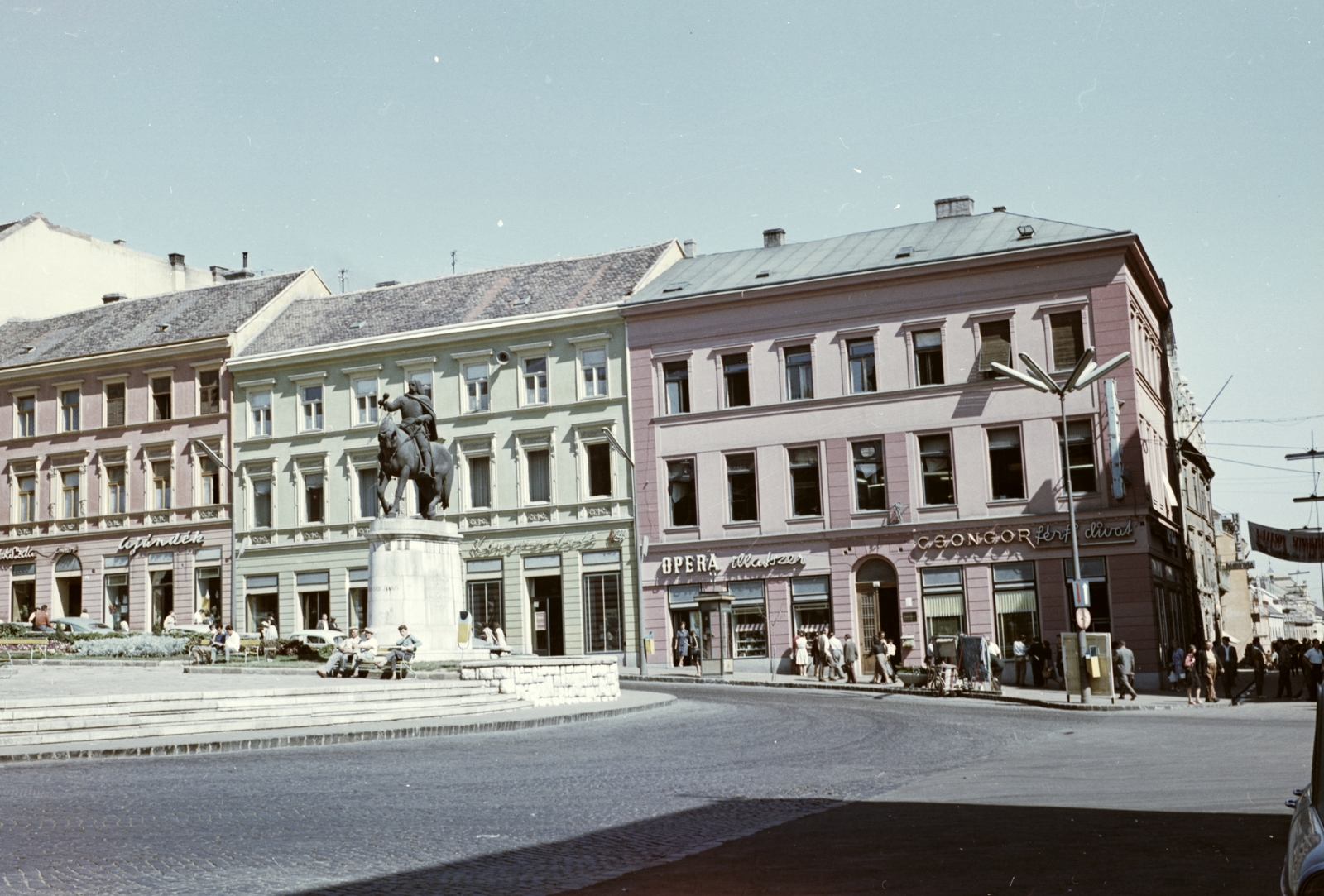 Hungary, Pécs, Széchenyi tér, balra Hunyadi János szobra, jobbra a Király (Kossuth Lajos) utca torkolata., 1960, Építésügyi Dokumentációs és Információs Központ, VÁTI, colorful, neon sign, lamp post, horse sculpture, János Hunyadi-portrayal, Fortepan #31215