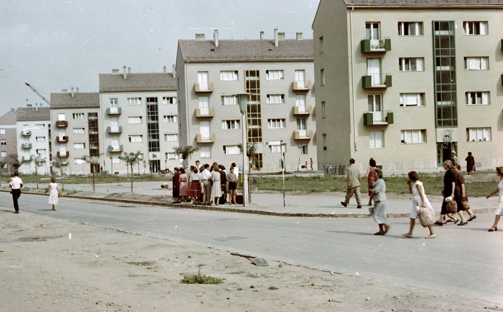 Hungary, Uránváros, Pécs, Kőrösi Csoma Sándor utca az Ybl Miklós utca felé nézve., 1959, Építésügyi Dokumentációs és Információs Központ, VÁTI, colorful, blocks, street view, genre painting, bus stop, lamp post, Fortepan #31221
