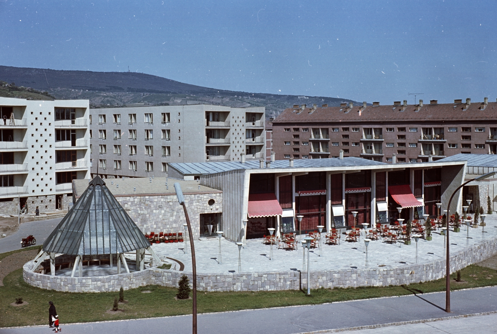 Hungary, Uránváros, Pécs, Esztergár Lajos utca (39-es dandár út), Olympia étterem., 1961, Építésügyi Dokumentációs és Információs Központ, VÁTI, hospitality, colorful, restaurant, terrace, pastry shop, lamp post, Lajos Gádoros-design, Fortepan #31226