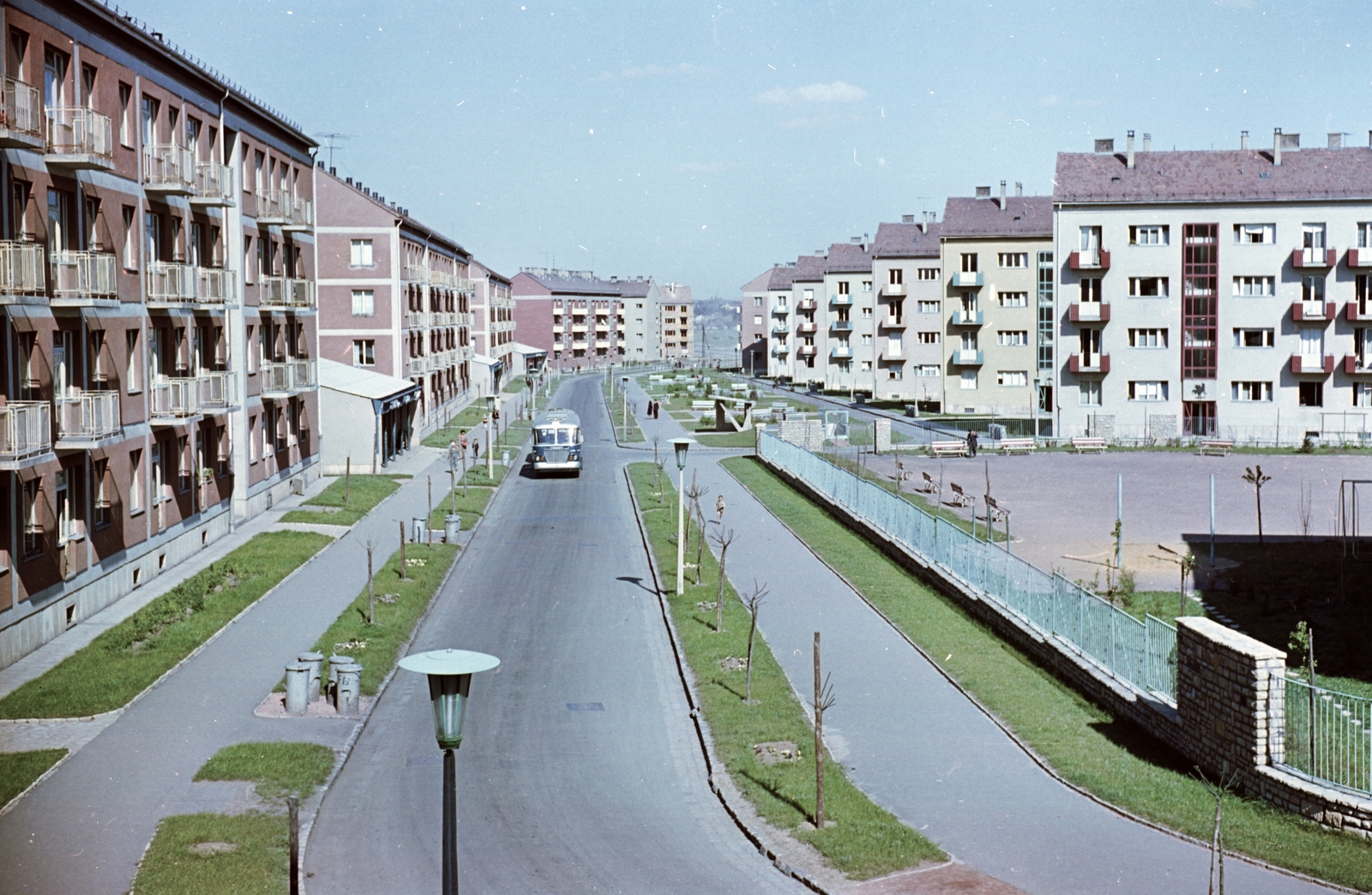 Hungary, Uránváros, Pécs, Kőrösi Csoma Sándor utca az Ybl Miklós utca felé nézve., 1960, Építésügyi Dokumentációs és Információs Központ, VÁTI, vehicle, colorful, bus, Hungarian brand, Ikarus-brand, Ikarus 620, Fortepan #31227