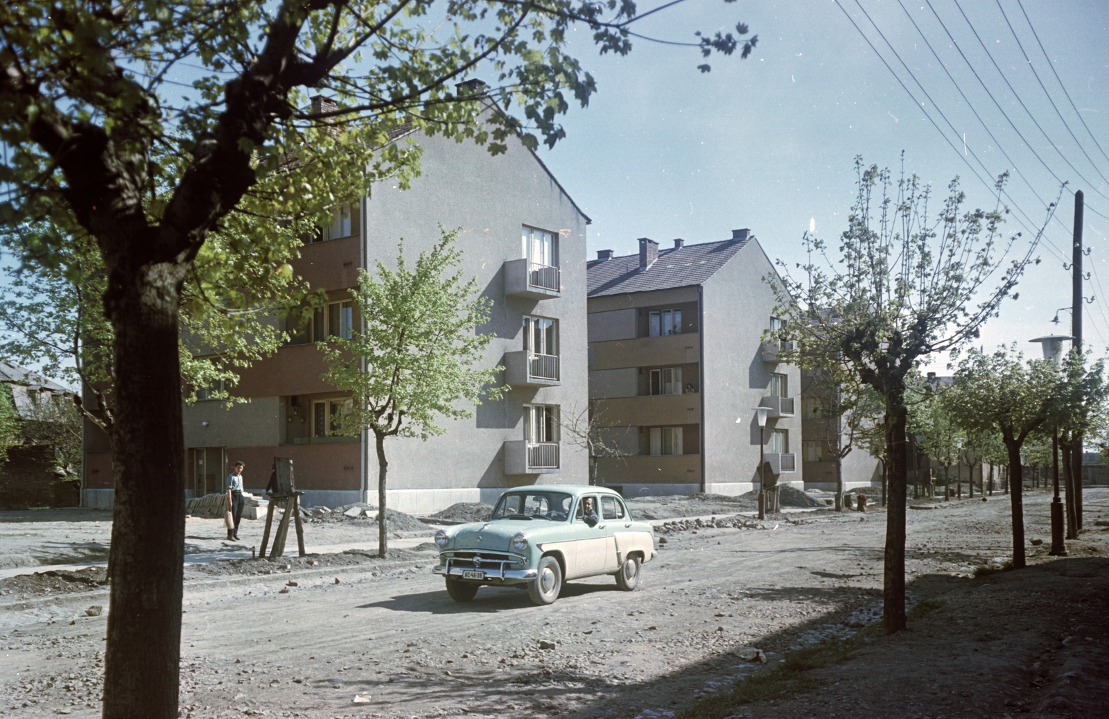 Hungary, Pécs, Semmelweis utca a Kolozsvár utcától a Mártírok útja felé nézve., 1960, Építésügyi Dokumentációs és Információs Központ, VÁTI, vehicle, colorful, Soviet brand, Moskvitch-brand, automobile, number plate, Fortepan #31230