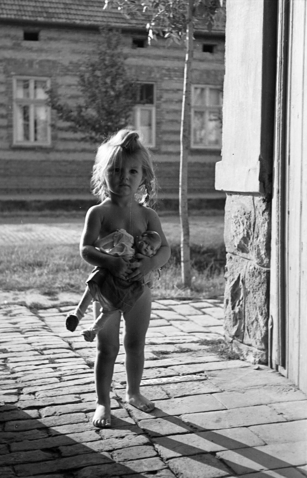 1953, Petrók Károly, Best of, mezítláb, kislány, játék baba, Fortepan #312302