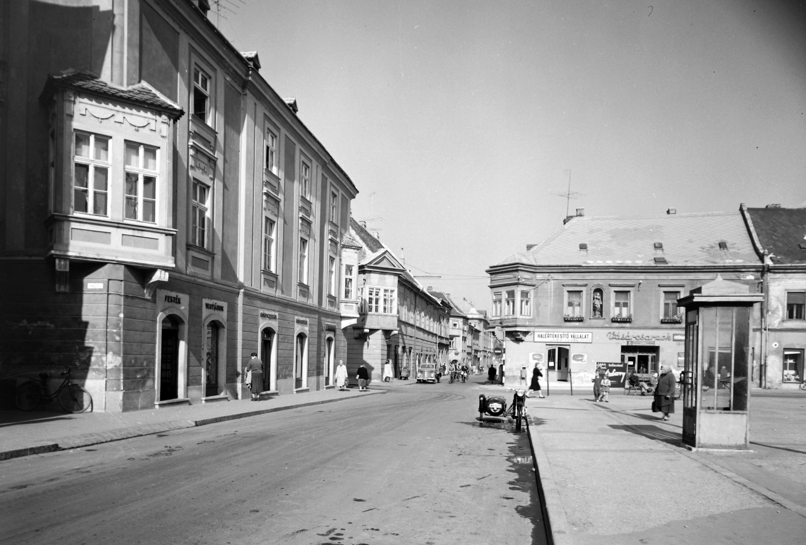 Hungary, Győr, Széchenyi tér, szemben a Jedlik Ányos utca torkolatánál balra az Eszterházy-ház, jobbra a Király-ház., 1965, Építésügyi Dokumentációs és Információs Központ, VÁTI, motorcycle with sidecar, phone booth, Fortepan #31235