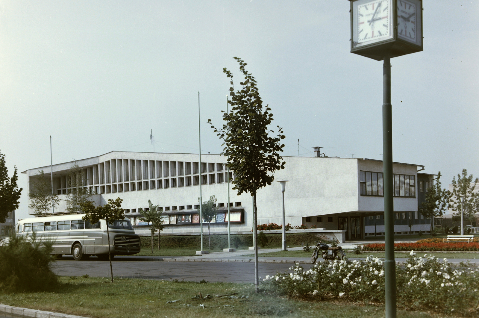 Magyarország, Tiszaújváros, (Tiszaszederkény) Széchenyi út, Derkovits Kulturális Központ., 1969, Építésügyi Dokumentációs és Információs Központ, VÁTI, színes, autóbusz, magyar gyártmány, művelődés, óra, Ikarus-márka, Ikarus 55, lámpaoszlop, középület, Fortepan #31242