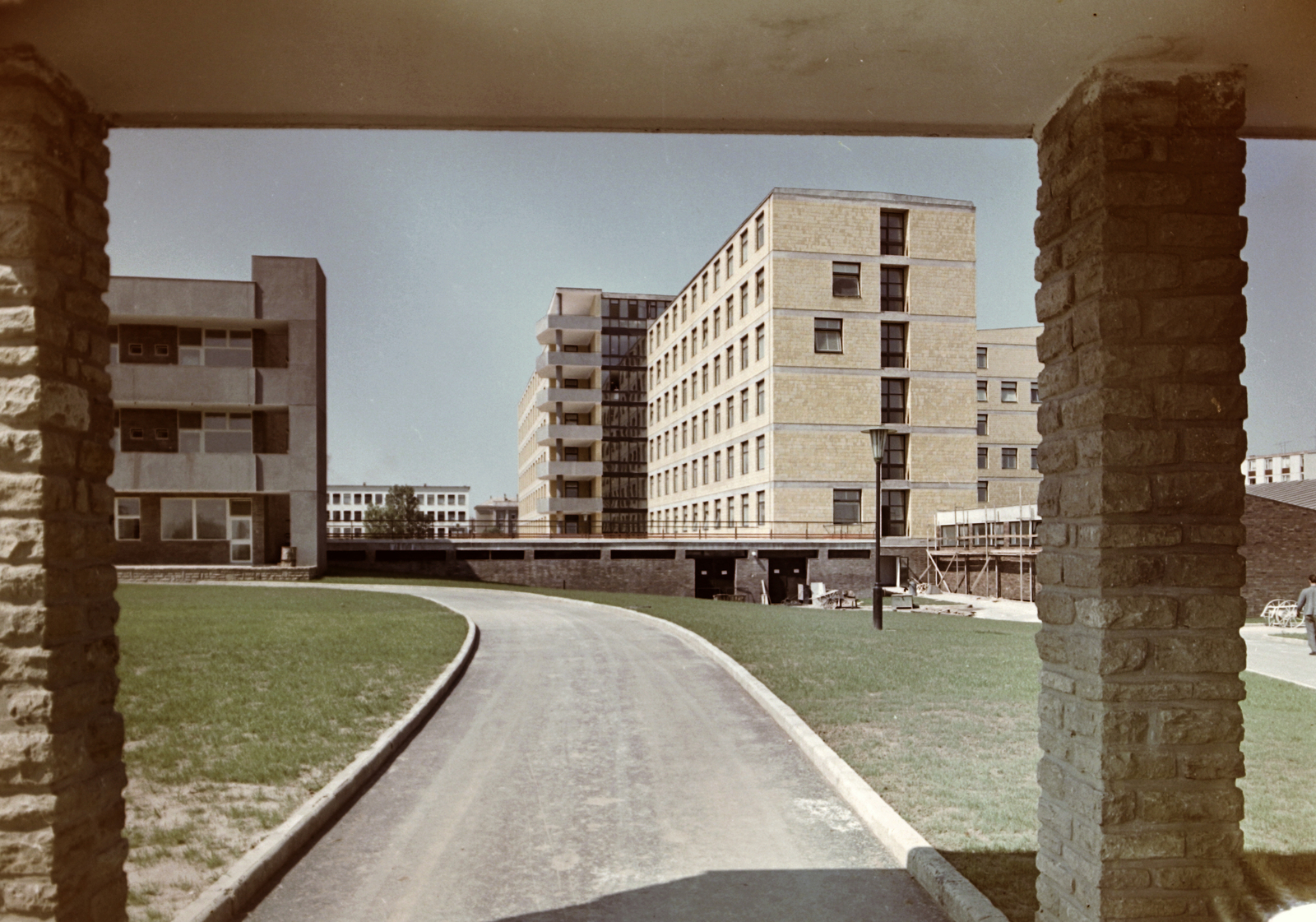 Hungary, Dunaújváros, Városi (Szent Pantaleon) kórház, a fotó a Panoráma úti bejárat felől készült., 1966, Építésügyi Dokumentációs és Információs Központ, VÁTI, colorful, medical institution, Fortepan #31243