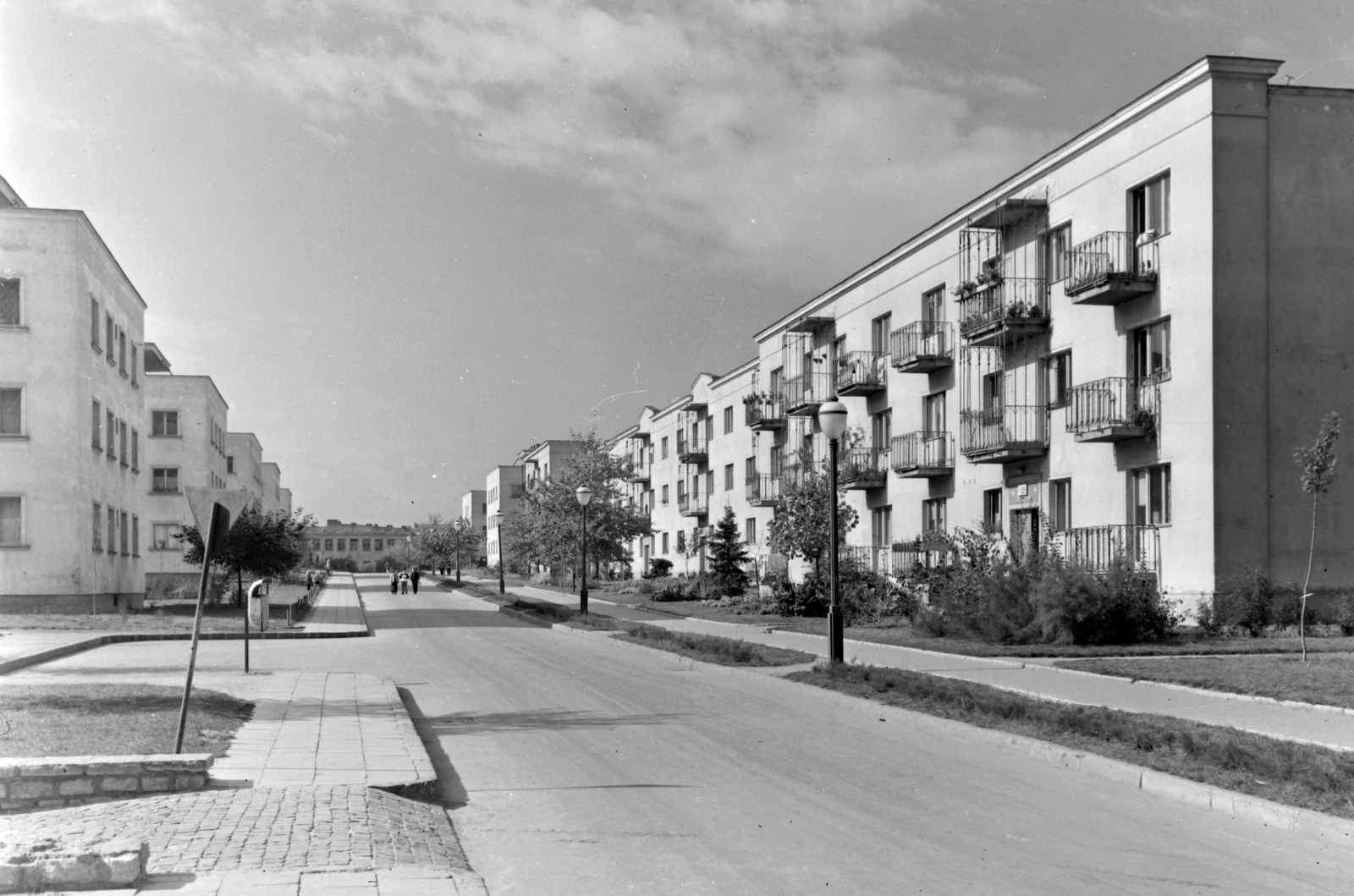 Hungary, Dunaújváros, József Attila utca a Vasmű út kereszteződéséből nézve., 1962, Építésügyi Dokumentációs és Információs Központ, VÁTI, Fortepan #31246