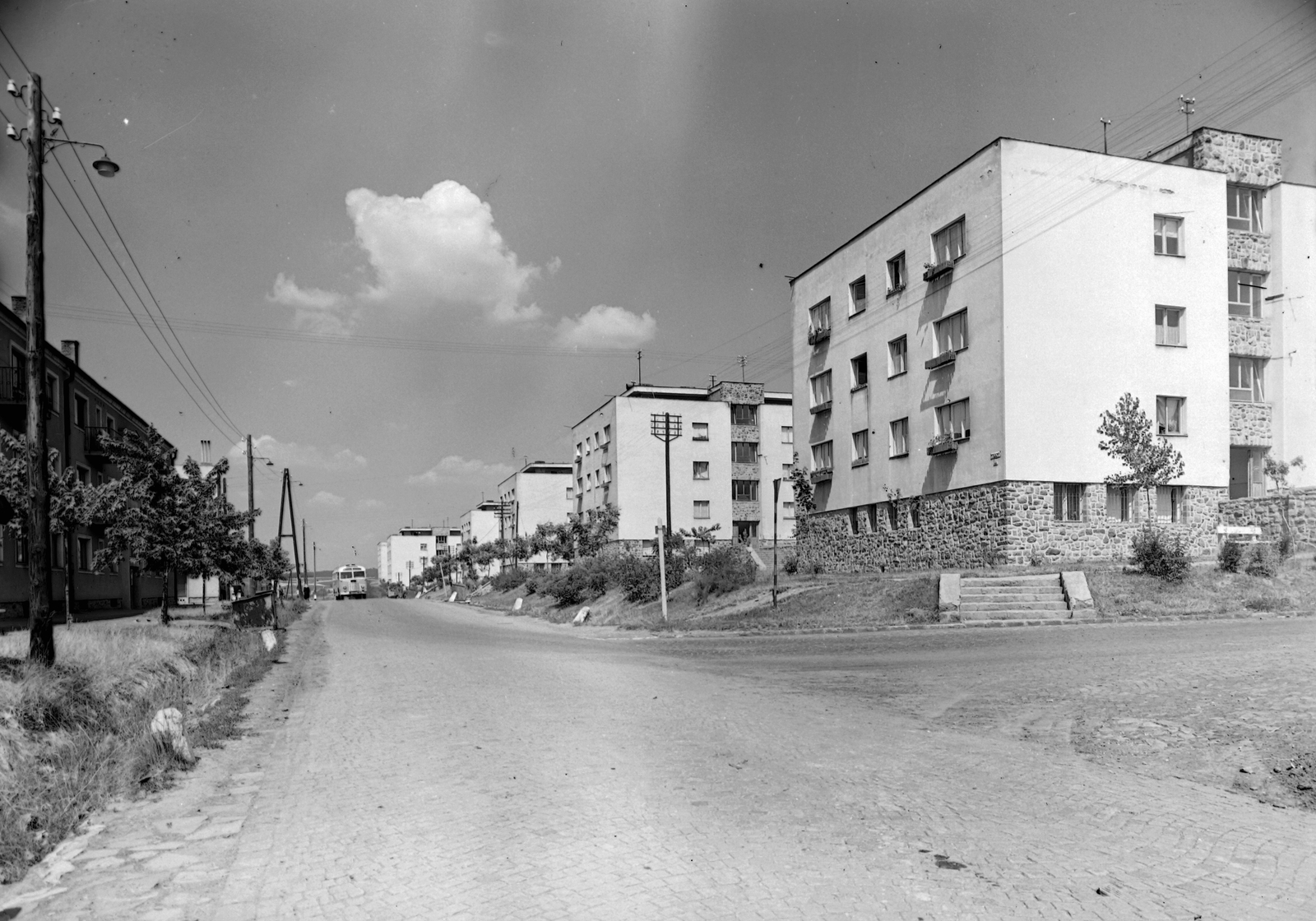 Magyarország, Komló, Kökönyös városrész, Pécsi út, jobbra a Sallai Imre utca torkolata., 1958, Építésügyi Dokumentációs és Információs Központ, VÁTI, autóbusz, lakótelep, utcakép, lámpaoszlop, Fortepan #31254