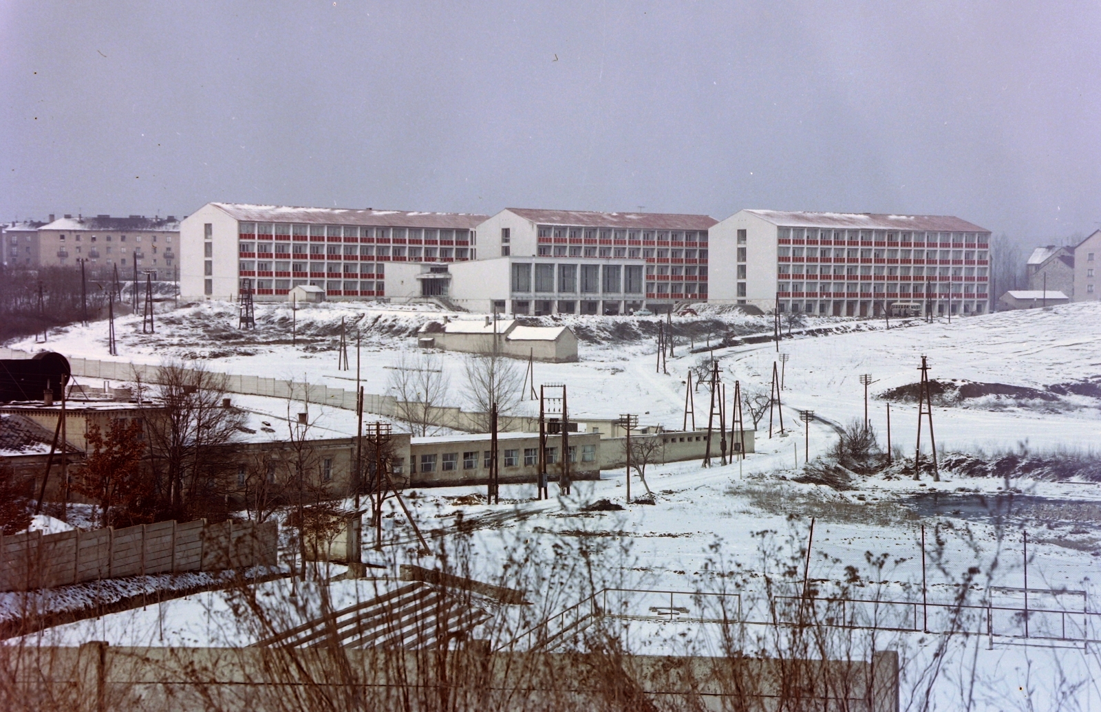 Hungary, Komló, Kökönyös városrész, szemben a bányász legényszálló épületei, előttük az étterem., 1963, Építésügyi Dokumentációs és Információs Központ, VÁTI, winter, colorful, workers' hostel, Fortepan #31256