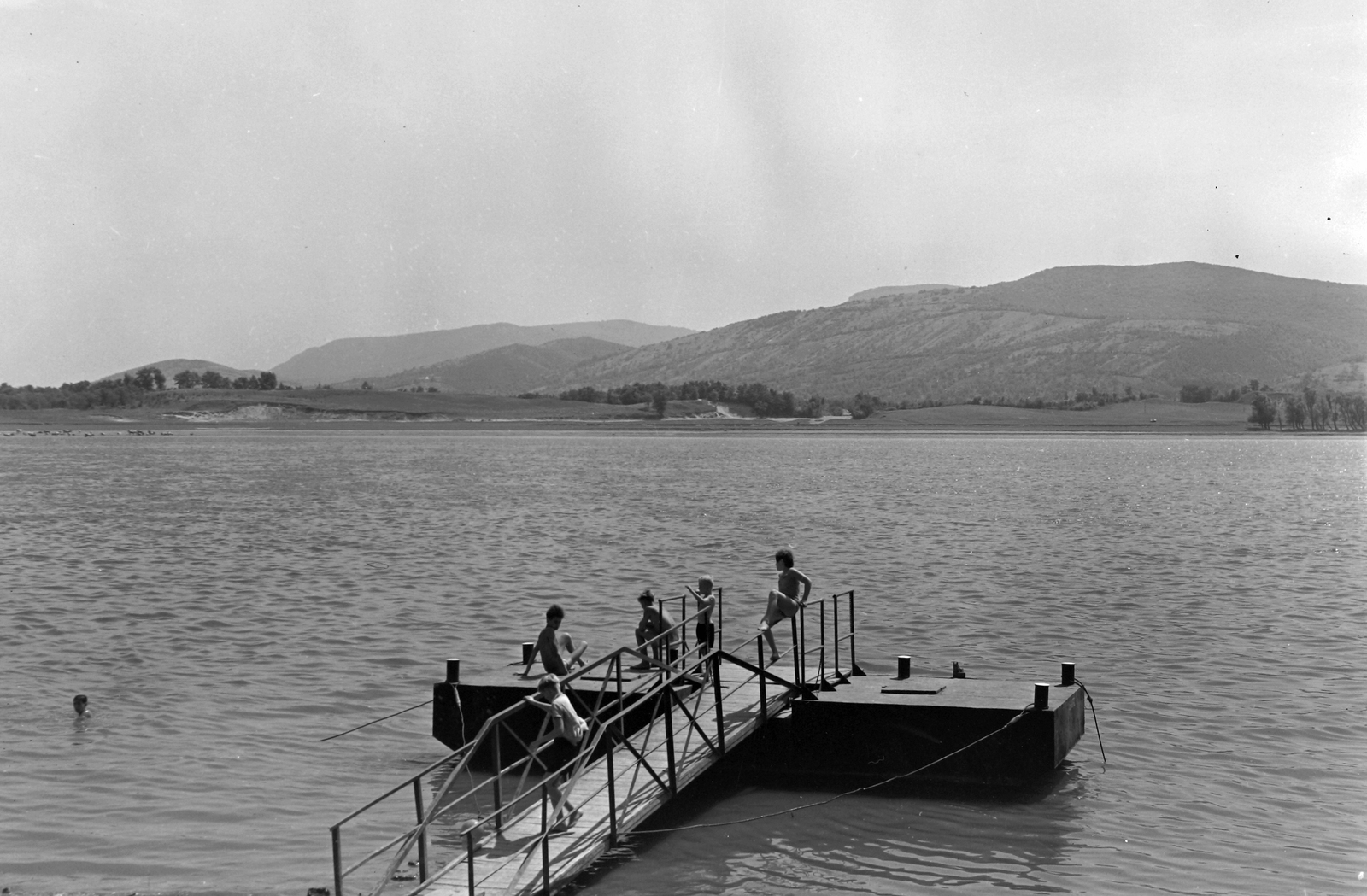 Hungary, Kismaros, Duna-part, kilátás Dunabogdány felé., 1960, Építésügyi Dokumentációs és Információs Központ, VÁTI, kids, pier, Fortepan #31257
